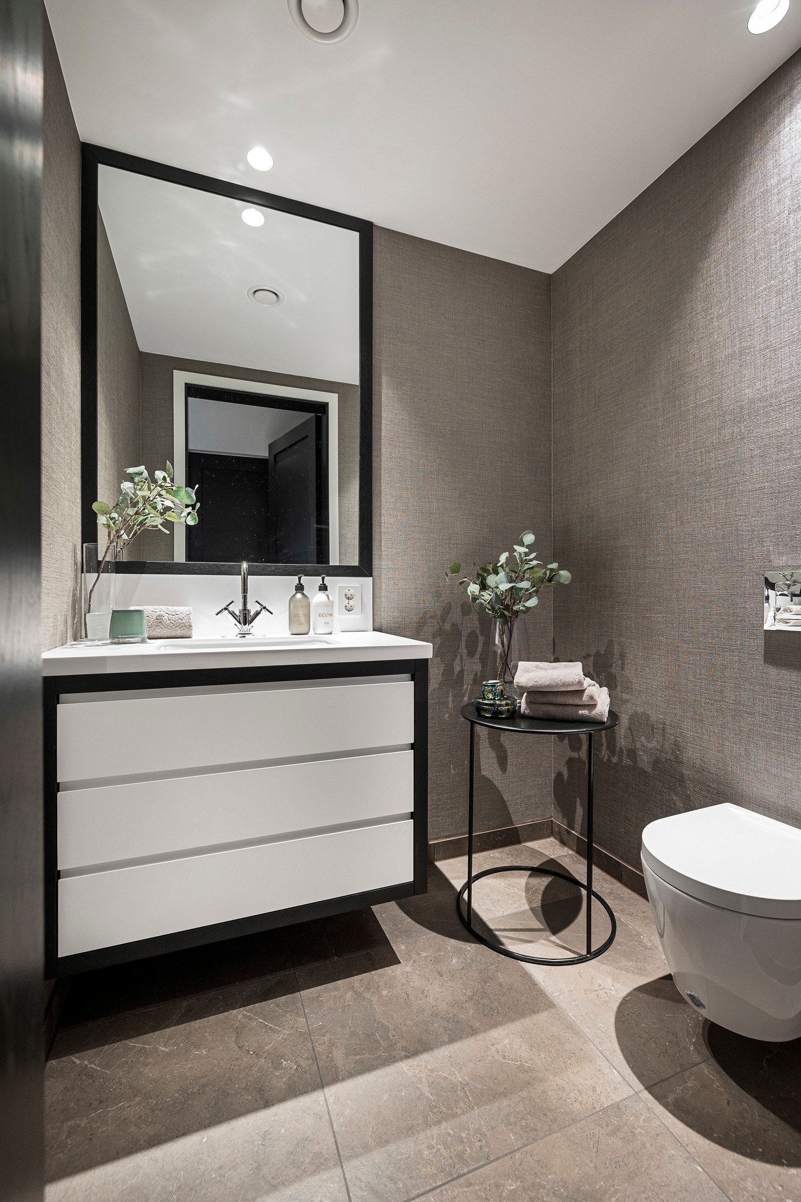 I gangen mellom stuen og soverommene finner man både et vaskerom og et hendig gjestetoalett. Galleribilde