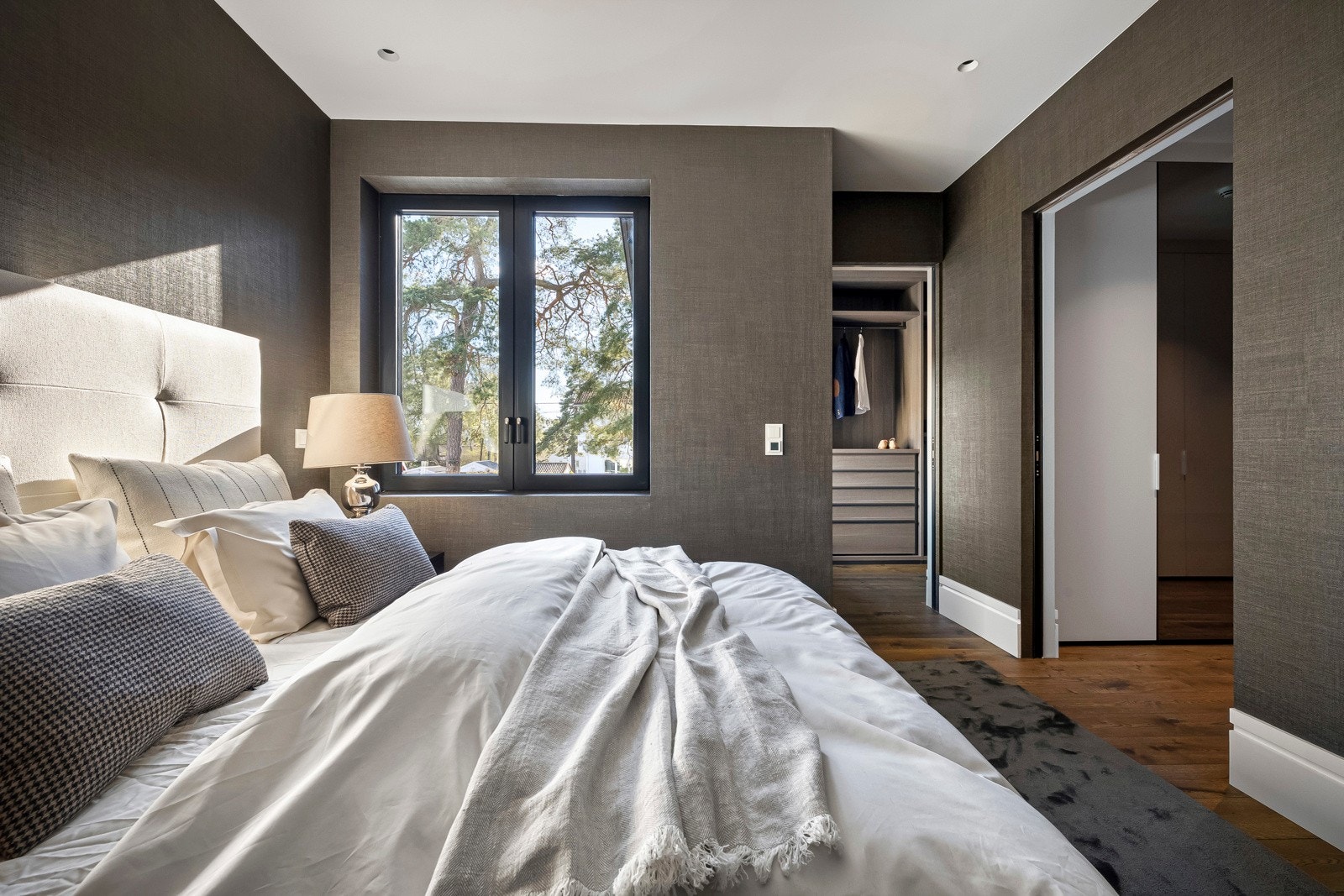 Rommet har ingen innsyn, og oppleves som en liten oase der man enkelt finner roen. Galleribilde