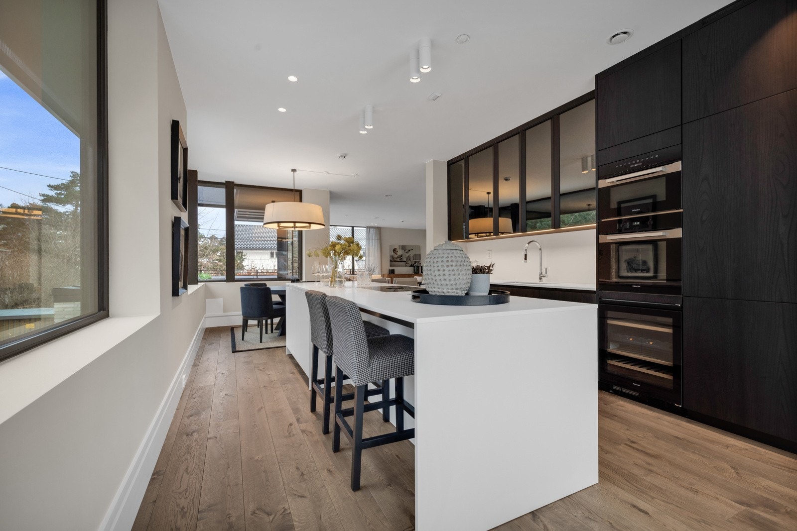 Kjøkkenet er utstyrt med integrerte hvitevarer fra Bora og Miele - inkludert vinkjøler, kombiovn og to kjøleskap. Galleribilde