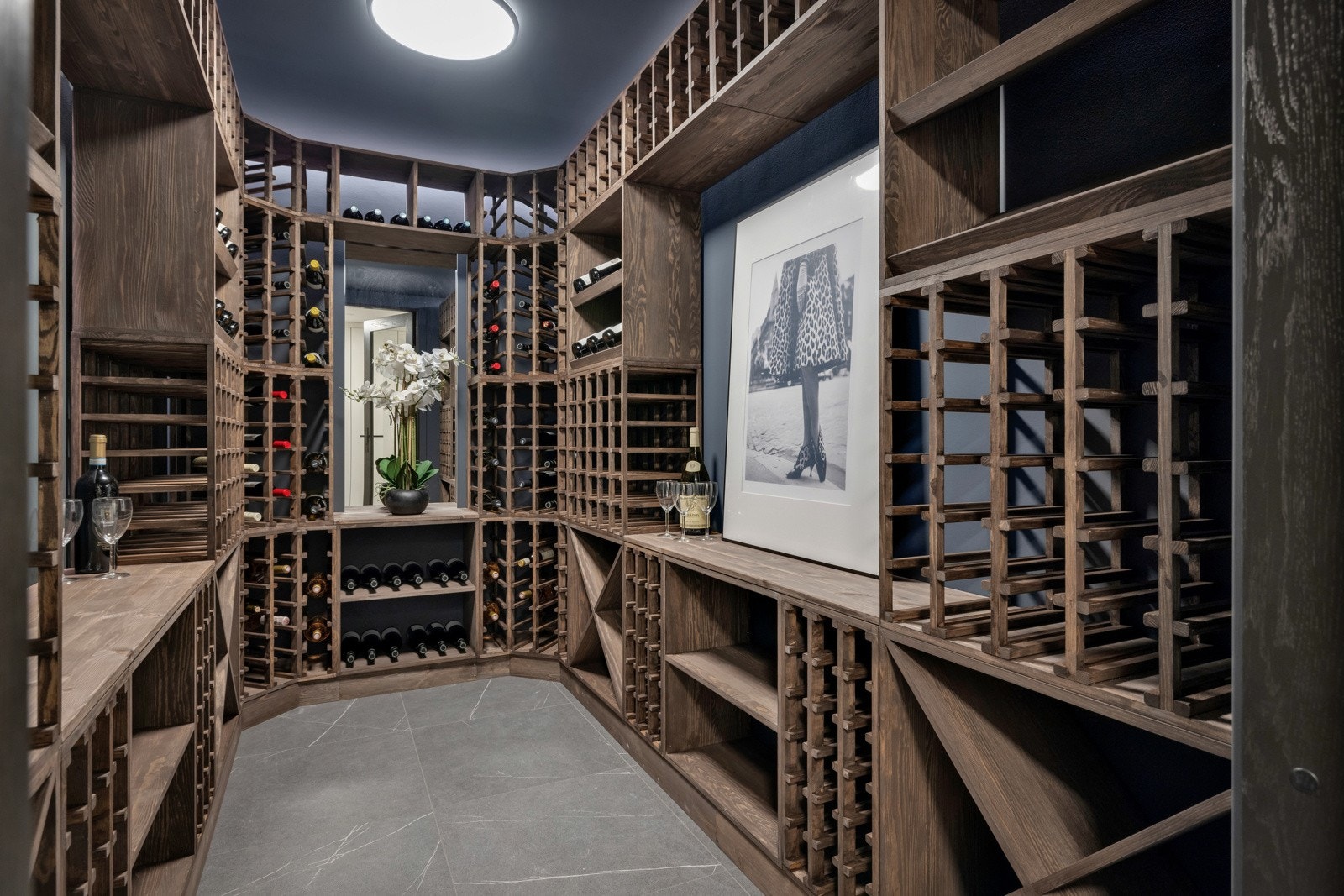 Leiligheten har godt med ekstra lagringsplass i en flott vinkjeller og i en sportbod i kjelleren. Galleribilde