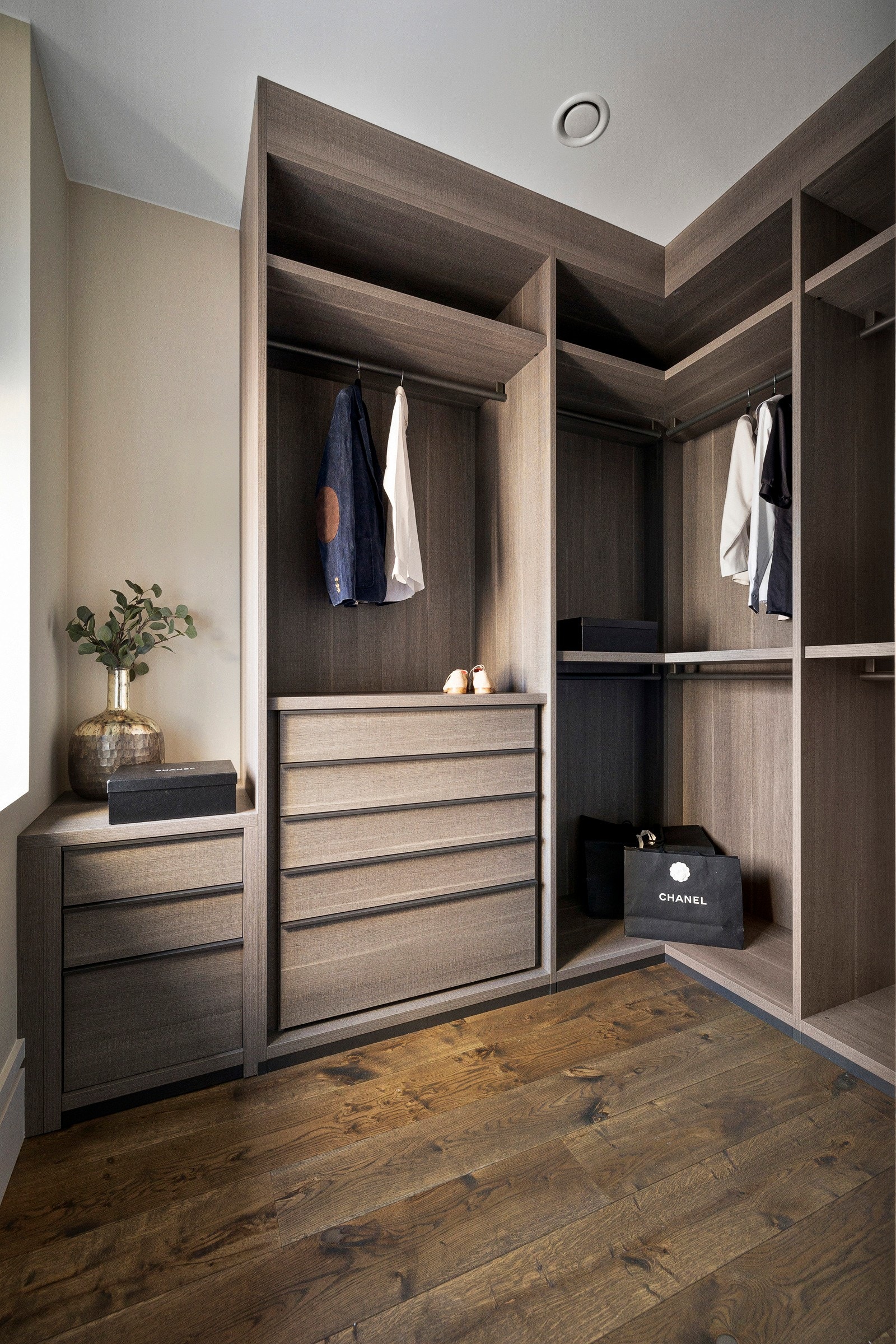 Bak en skyvedør har hovedsoverommet et walk-in closet med stort hjørneskap. Galleribilde