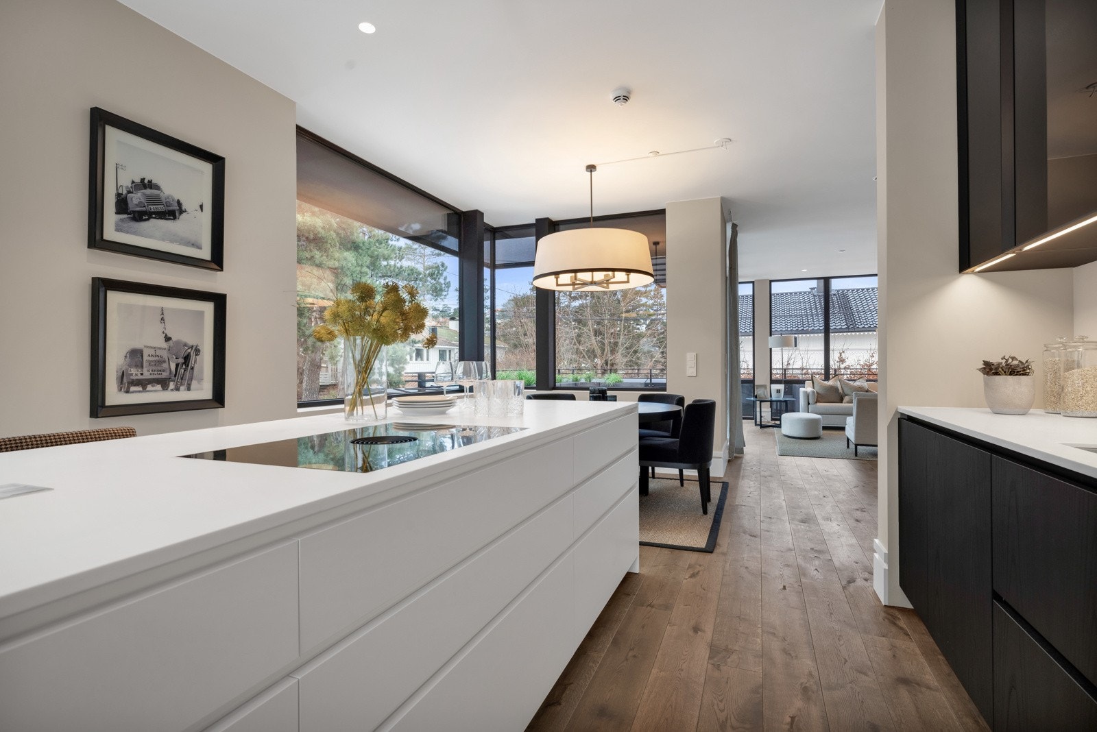 Kjøkkenet er et av høydepunktene - stilrent, velutstyrt og toppmoderne. Galleribilde