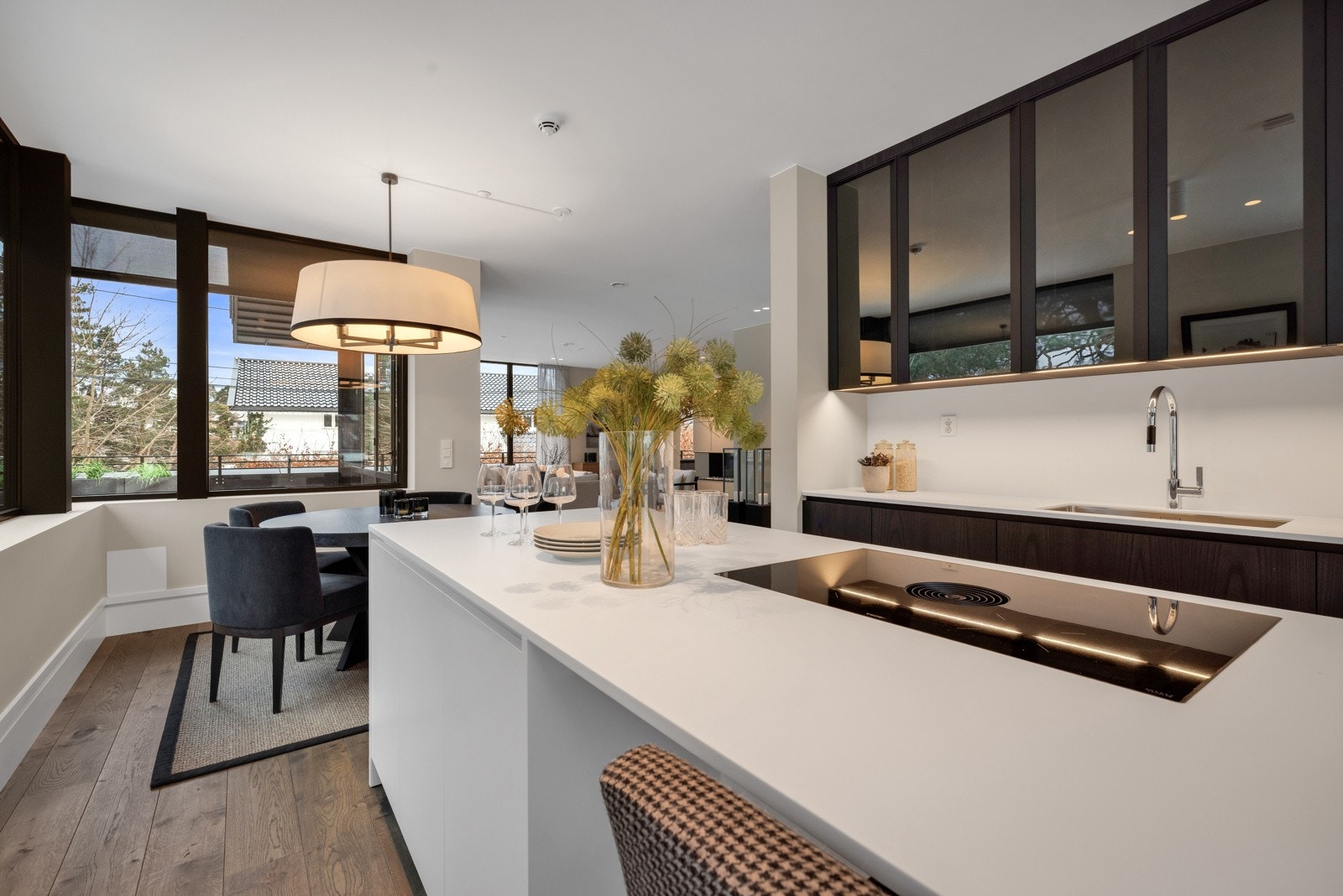 Kjøkkenet har en stor øy med rom for flere sitteplasser, perfekt til både måltider og gode samtaler mens middagen lages. Galleribilde