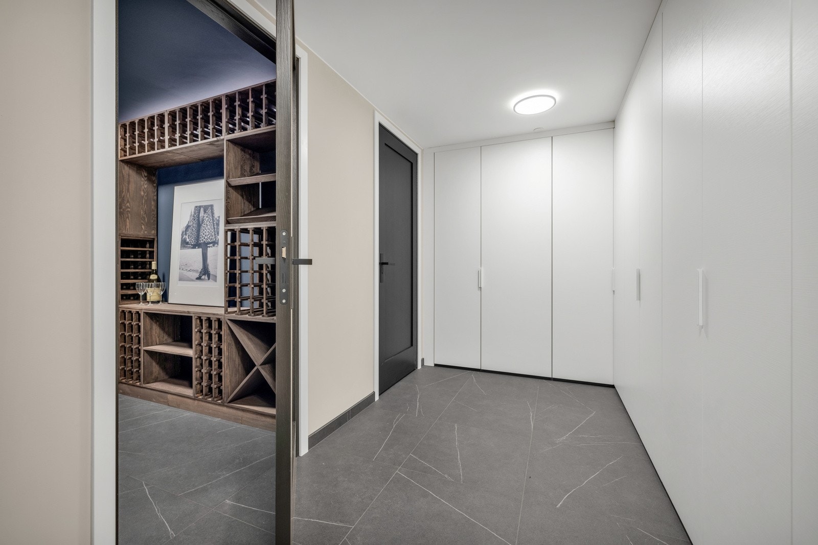 Kjelleretasjen byr på et eget omkledningsrom der man enkelt kan legge bort det man ikke trenger i hverdagen. Galleribilde