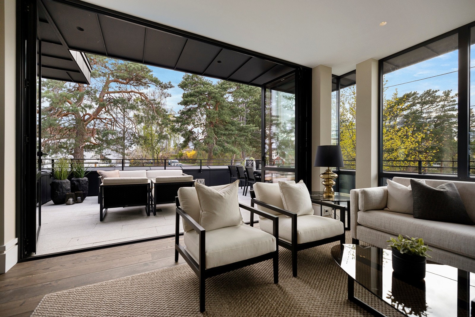 På hovedplanet danner stuen og kjøkkenet et flott allrom, som innbyr til hygge fra tidlig morgen til sent på kveld. Galleribilde