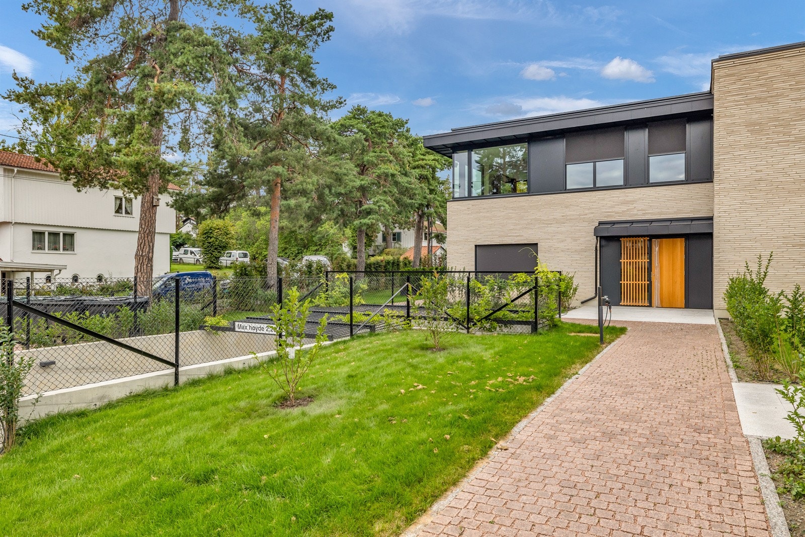 Leiligheten ligger i en stille og rolig blindvei, med sjøen og vakre rekreasjonsområder rett utenfor døra. Galleribilde