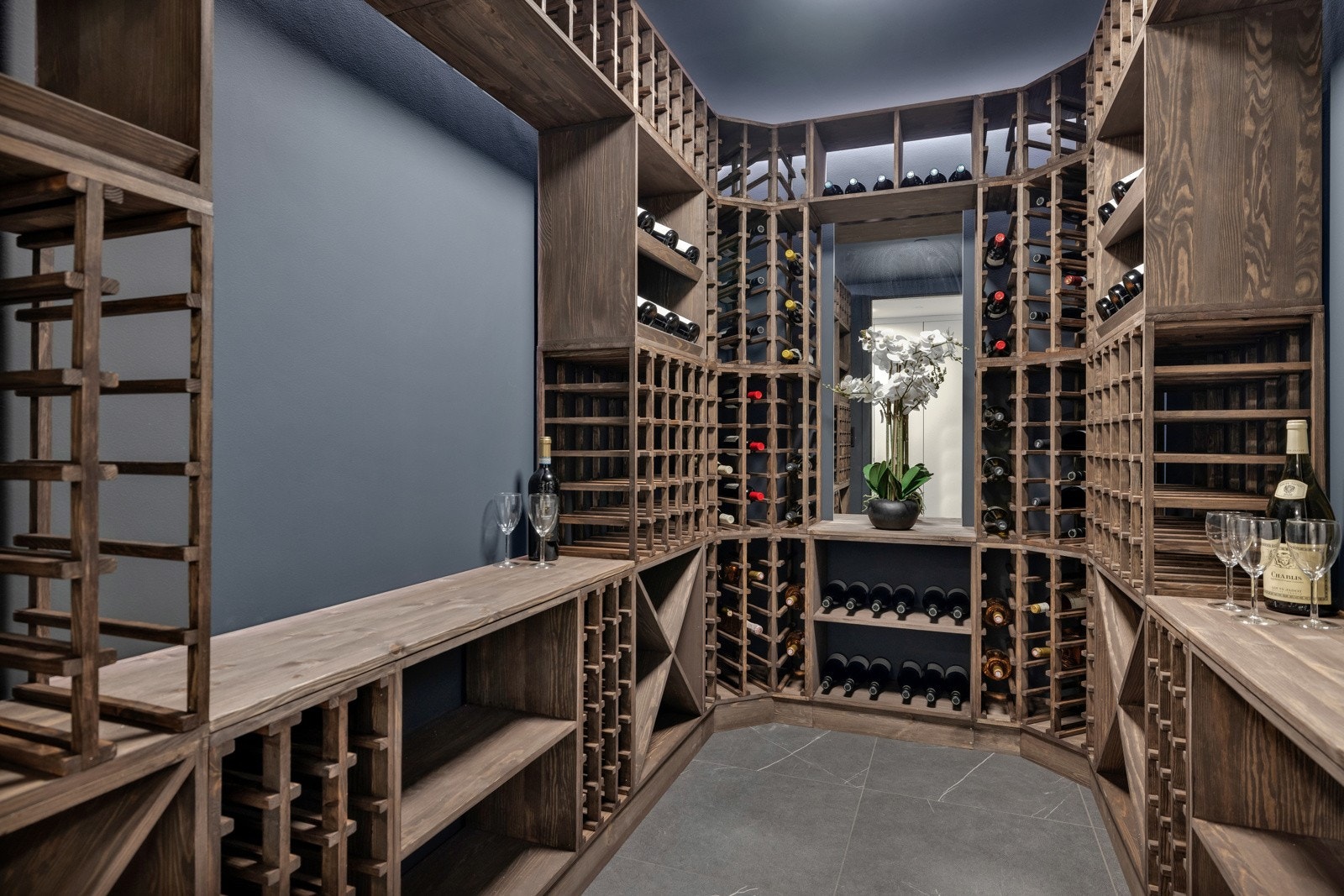 Her er det god plass til både oppbevaring og prøvesmaking. Galleribilde