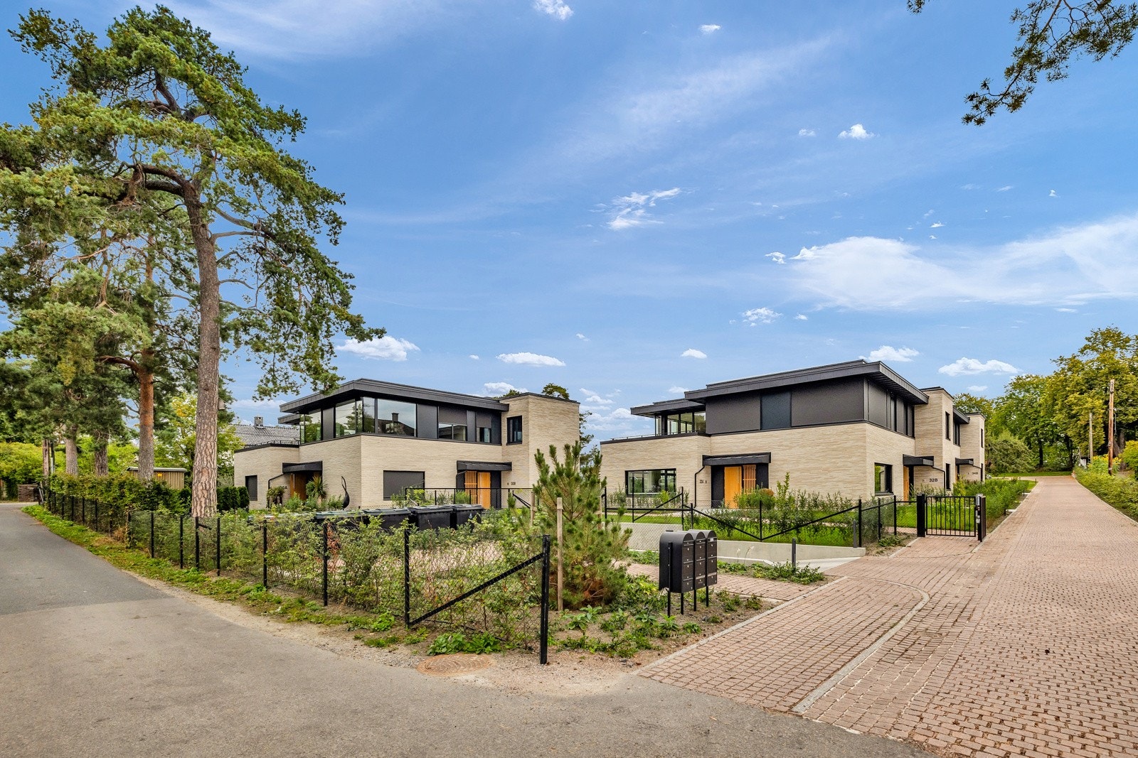Boligen har en stor solrik terrasse og integrert dobbelgarasje. Galleribilde