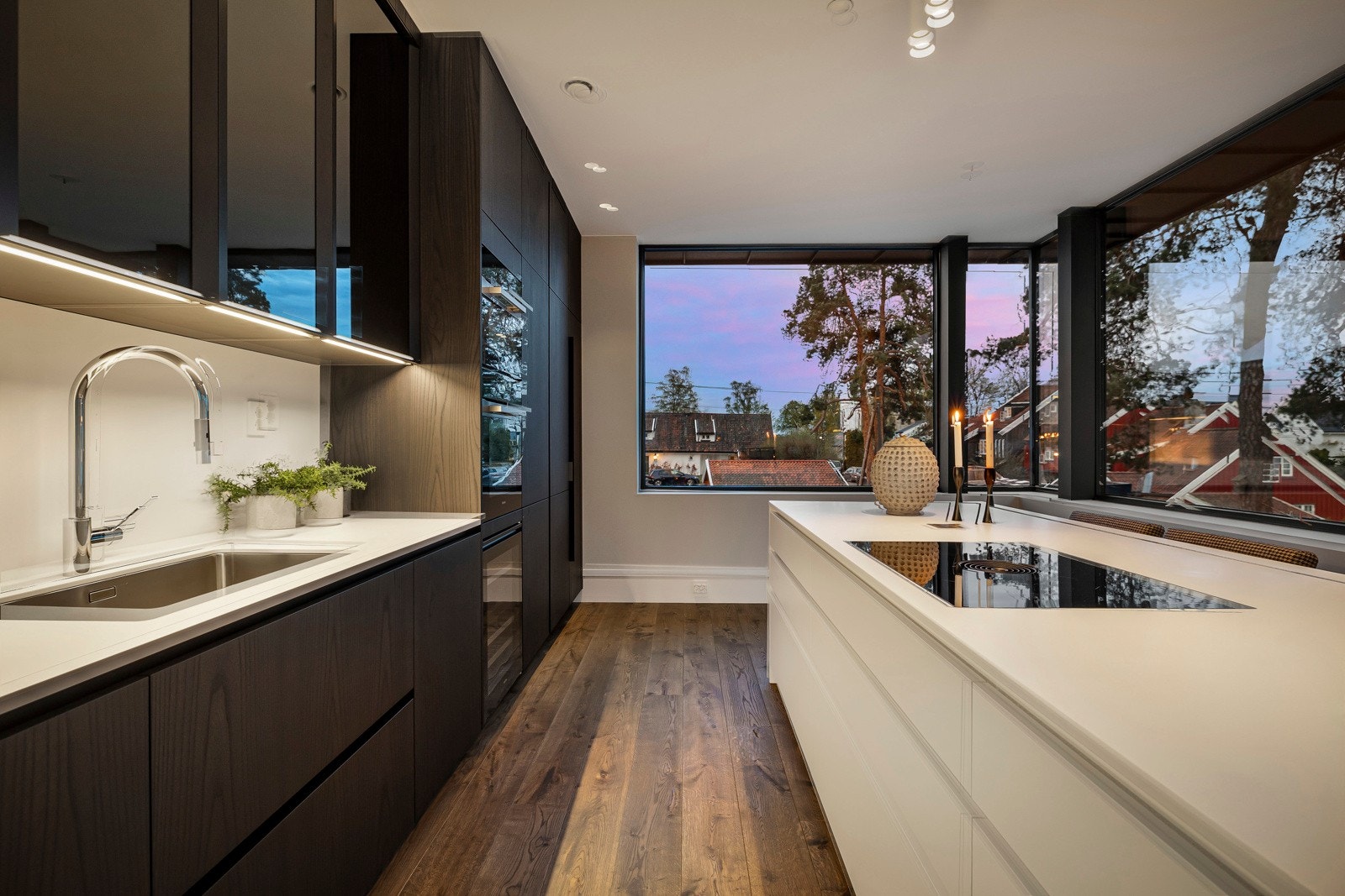 Rikelig med skap- og benkeplass skaper et praktisk kjøkken for matlaging både til hverdags og spesielle anledninger. Galleribilde