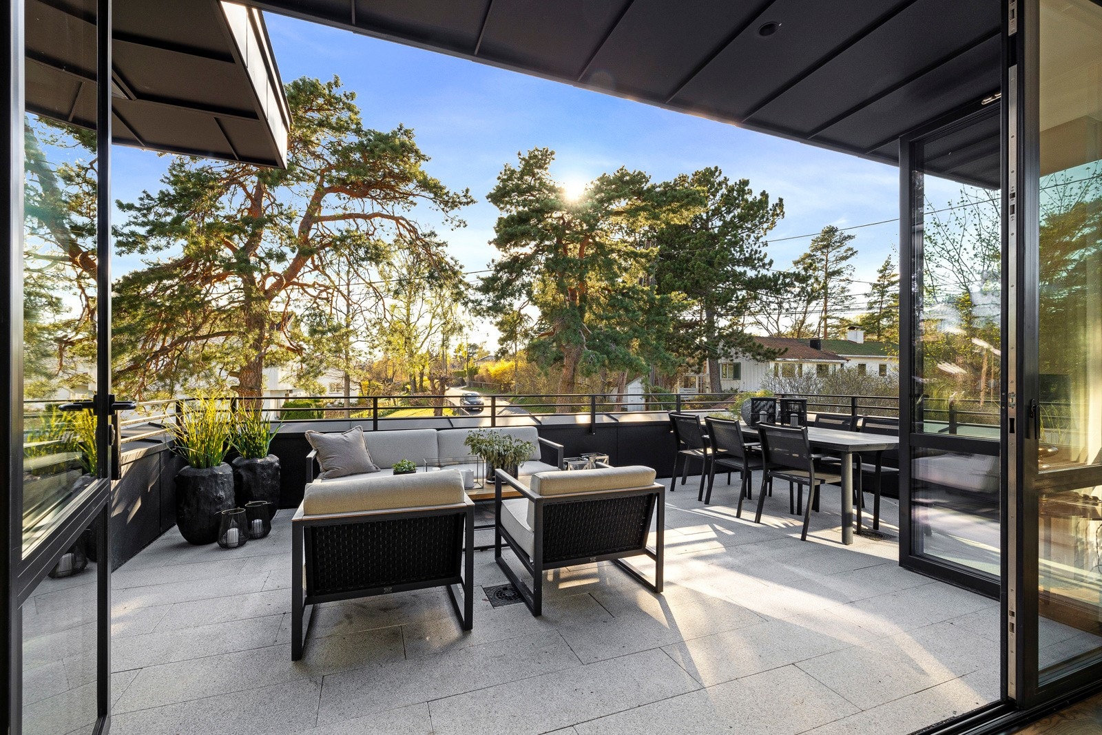 Terrassen innredes enkelt i ulike soner, og innbyr til både stille stunder og store, sosiale sammenkomster. Galleribilde