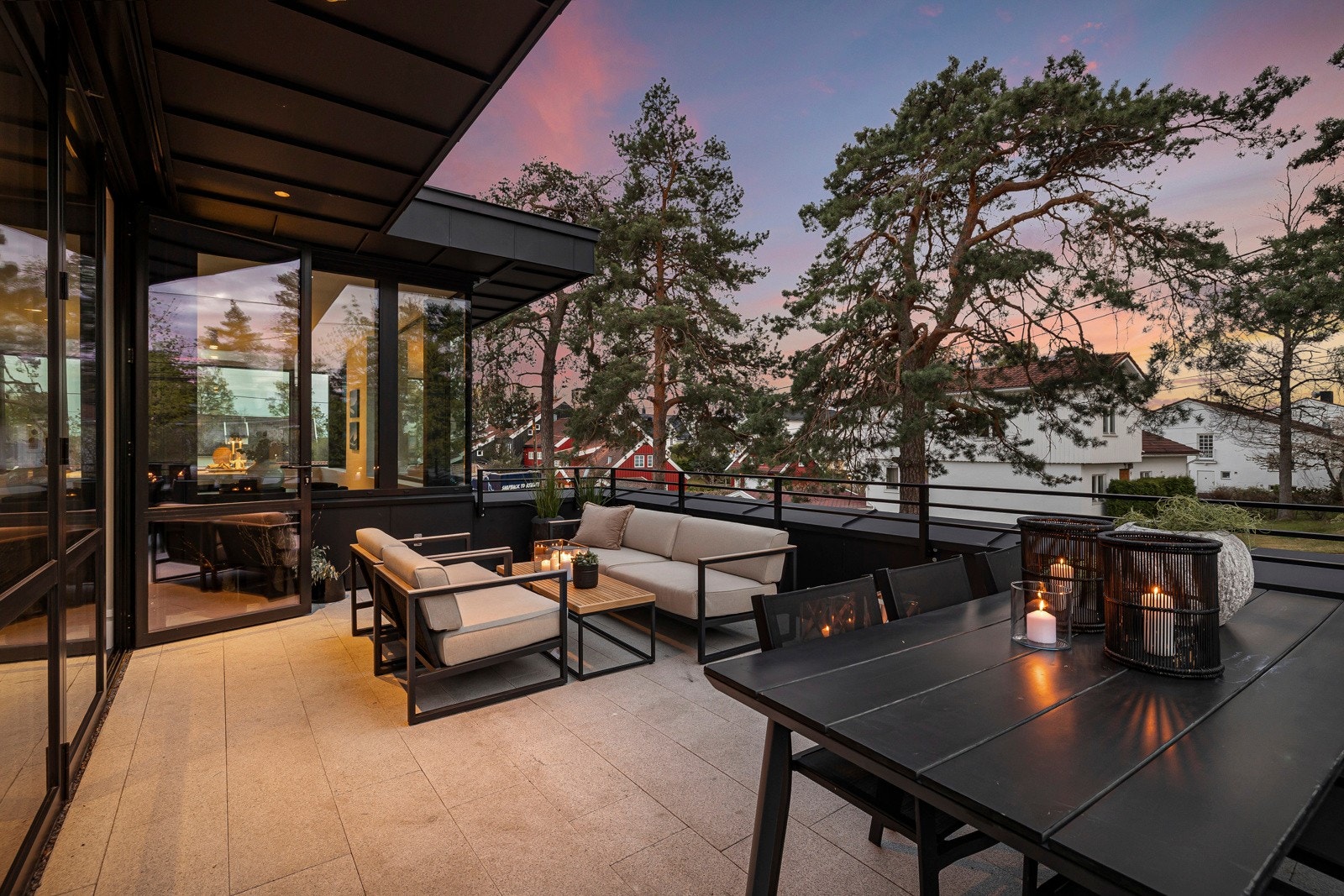 Terrassen er utstyrt med downlights og utekran. Galleribilde