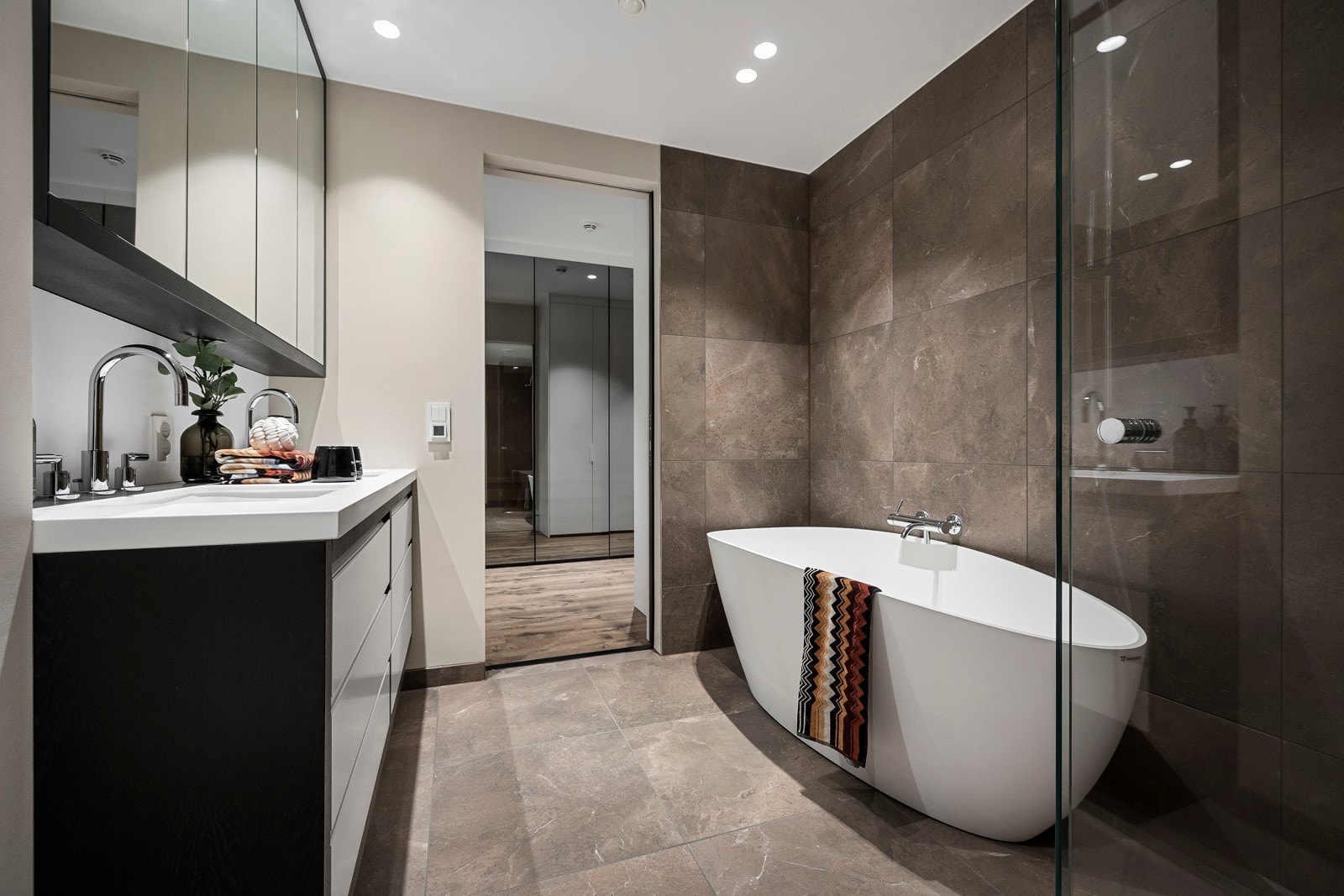 Hovedbadet har både et elegant badekar og et dusjhjørne med regnfallsdusj. Galleribilde