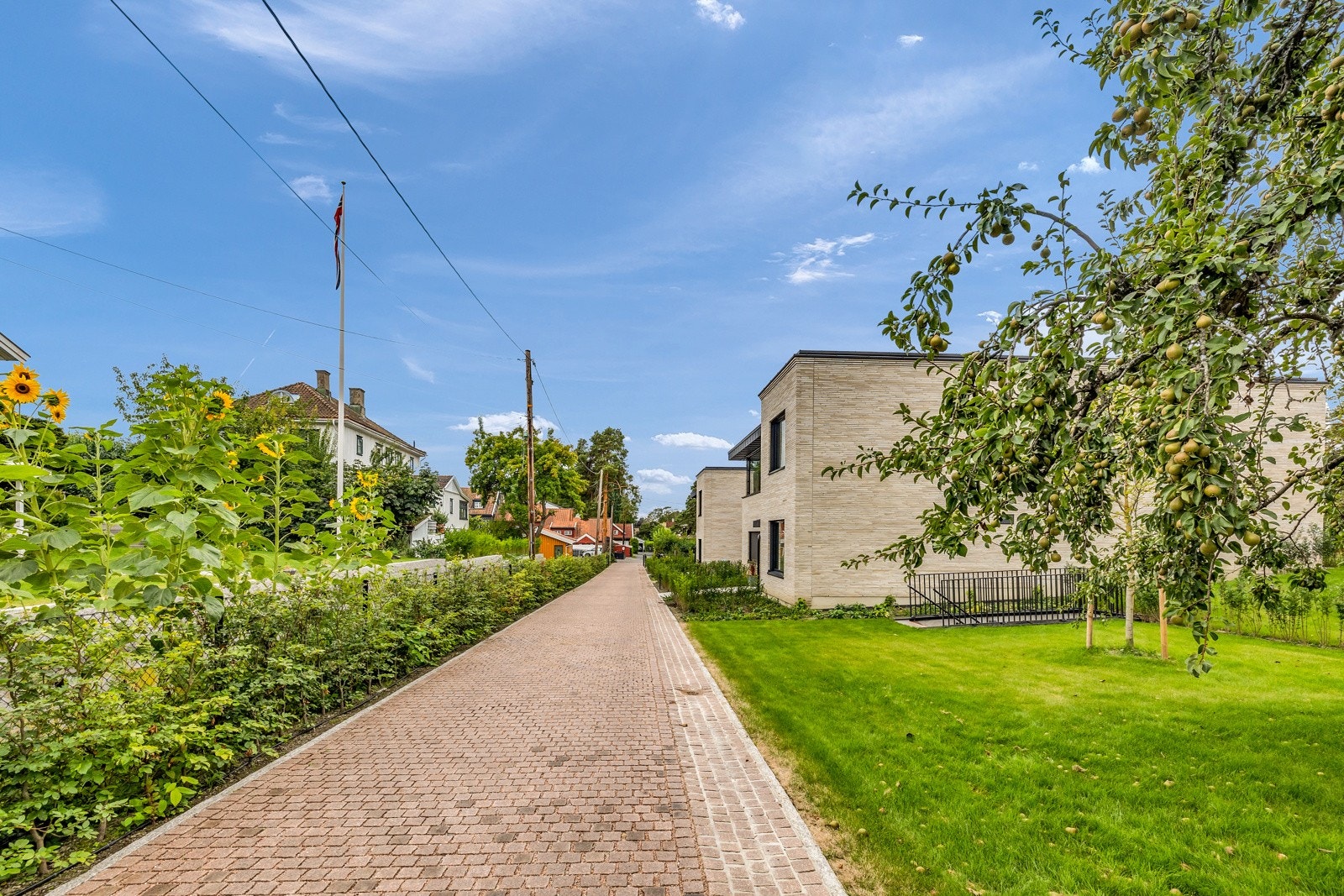 Leiligheten ligger i en stille og rolig blindvei, med sjøen og vakre rekreasjonsområder rett utenfor døra. Galleribilde