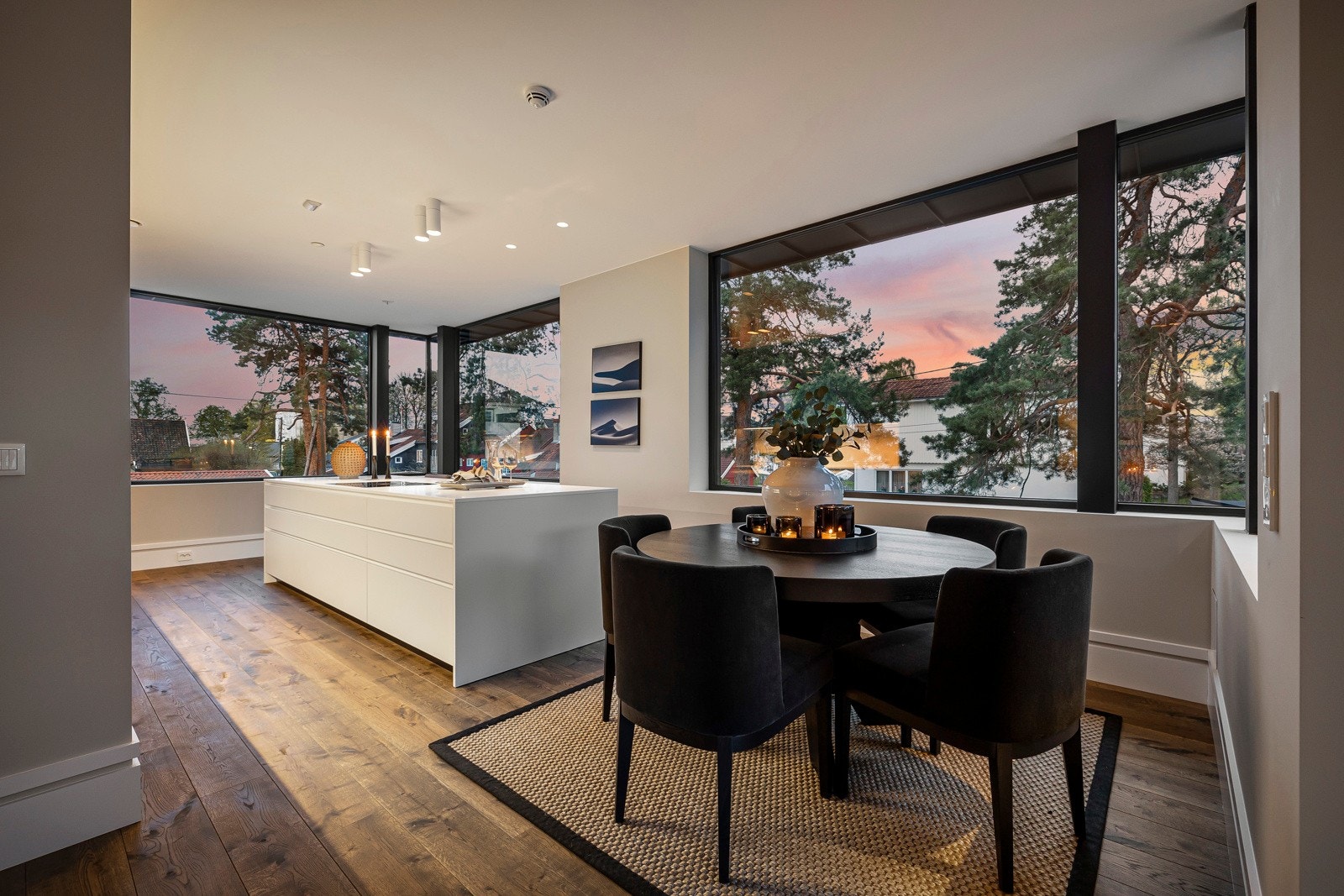 Hovedstuen er naturlig inndelt i ulike brukssoner, og det passer utmerket å innrede med spisebord ved kjøkkenet. Galleribilde