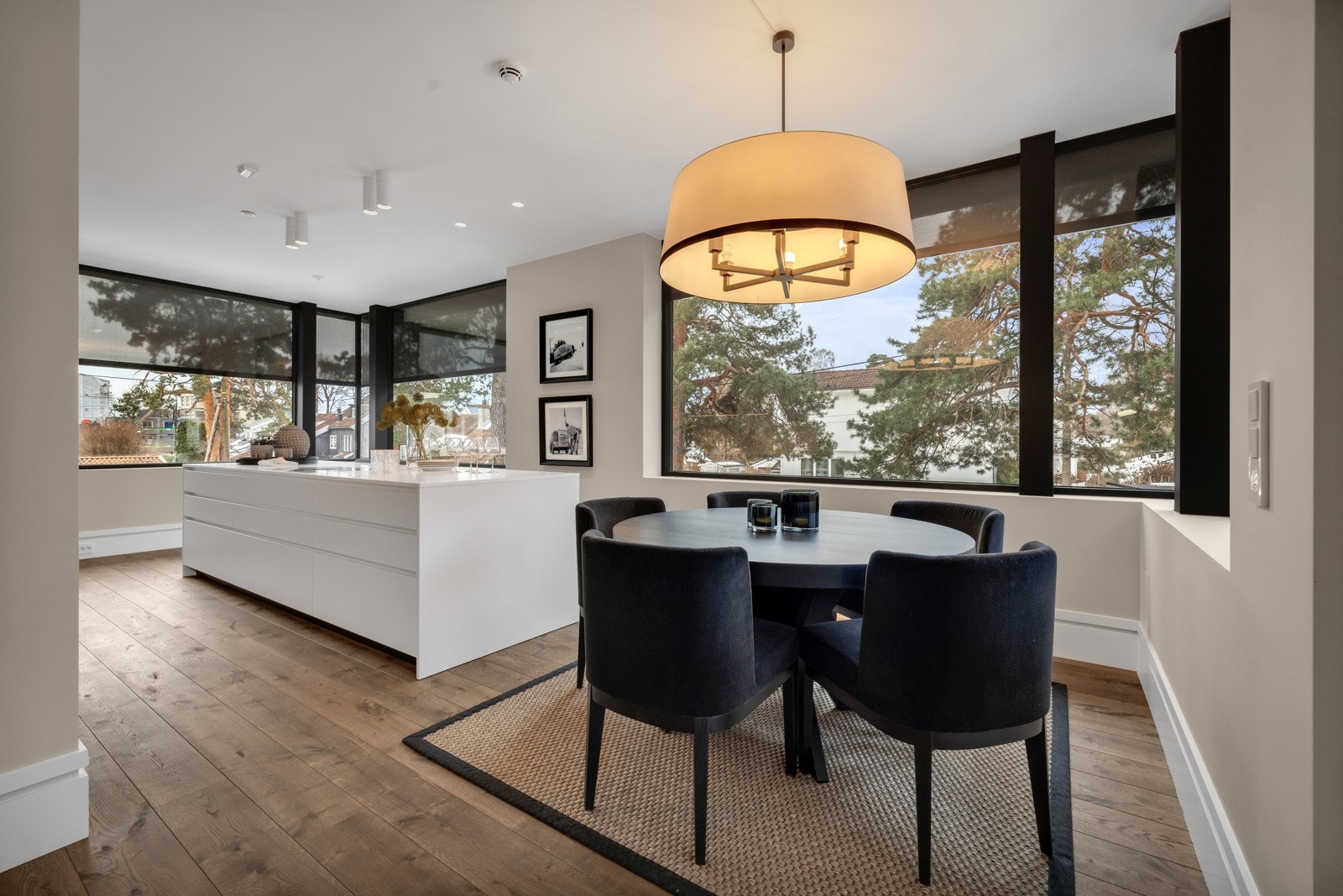 Her samles venner og familie for hyggelige måltider i en skjermet sone. Galleribilde