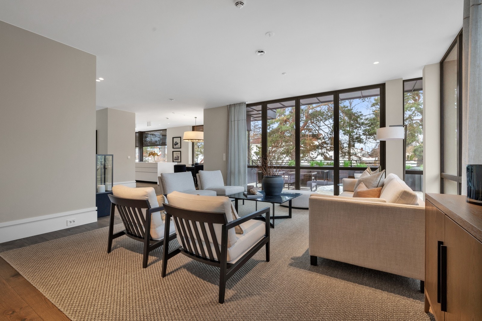 Store vindusflater i tre retninger spiller en av hovedrollene i det herlige allrommet. Galleribilde