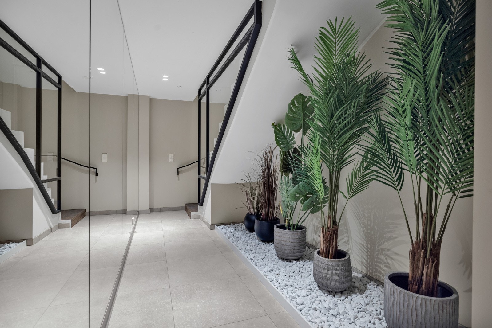 Store speilvegger bidrar til ekstra romfølelse i kjellergangen. Galleribilde