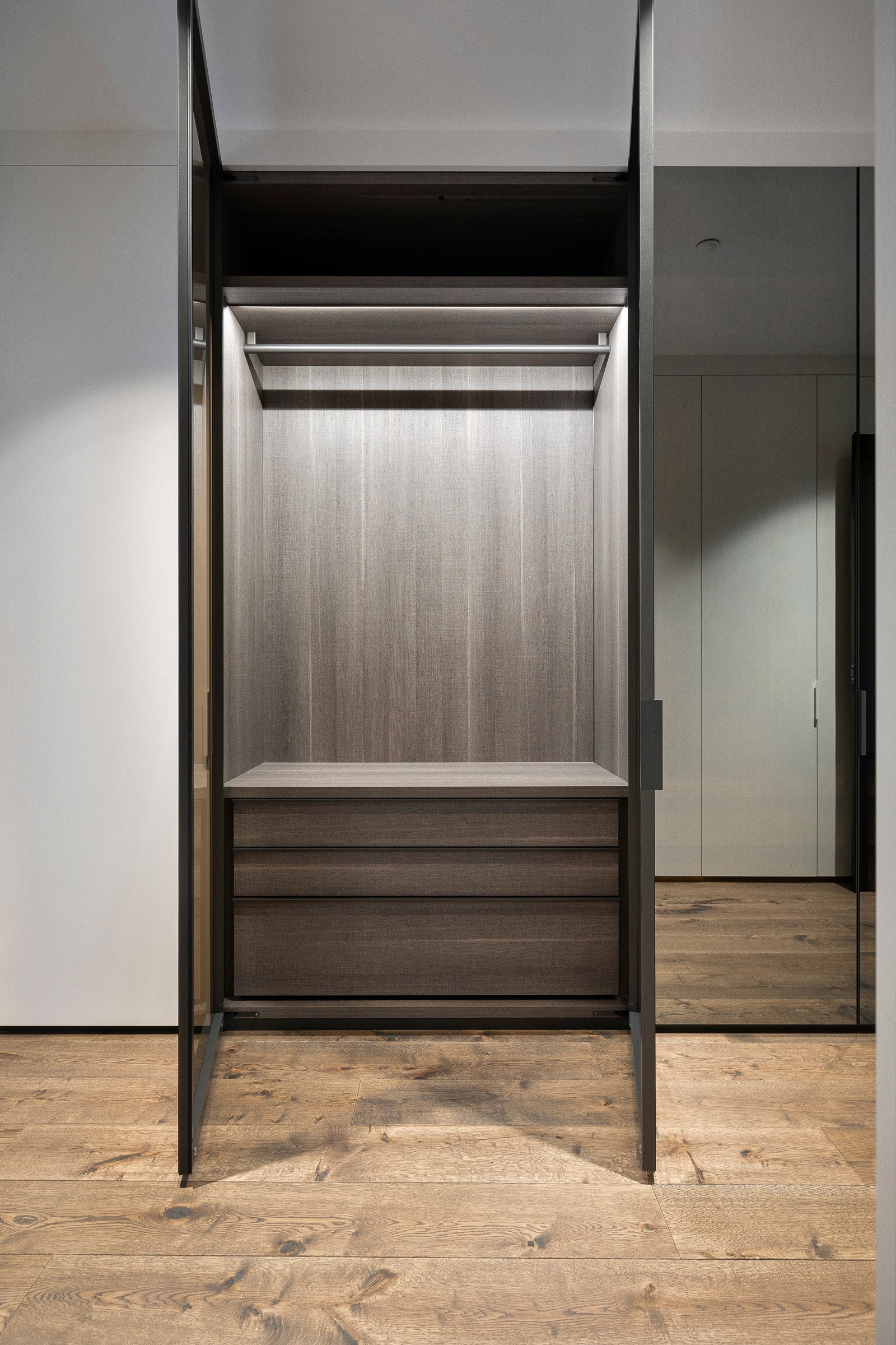 Skapene i soveromgangen er innredet med hyller, skuffer og stenger for oppheng. Galleribilde