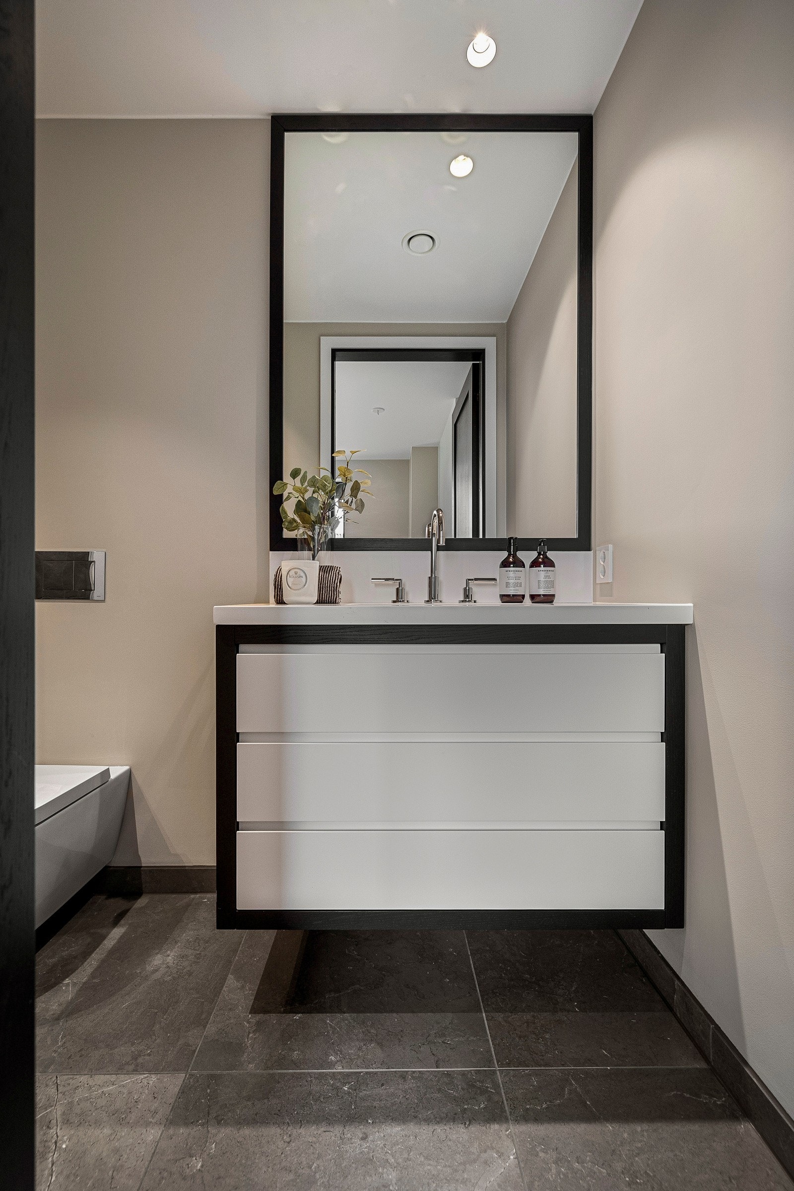 Begge badene har store, lekre fliser, vegghengt toalett og downlights i himlingen. Galleribilde