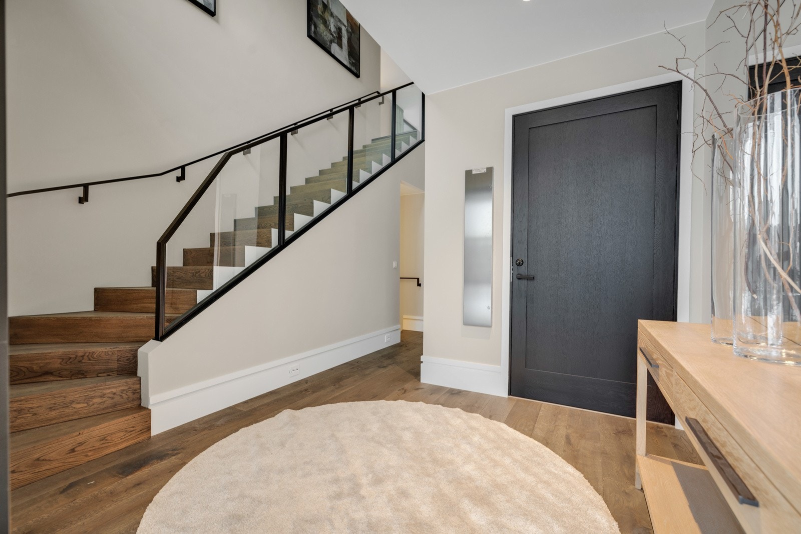 Hele føreste etasje består av en svært innbydende hall der takhøyden går fra 1,6 meter til hele 6 meter på det høyeste. Galleribilde