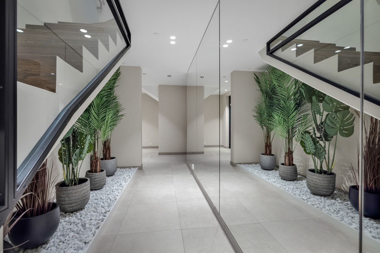 Det er egen inngang til kjelleren, og gangen nede gir en umiddelbar følelse av ro. Galleribilde