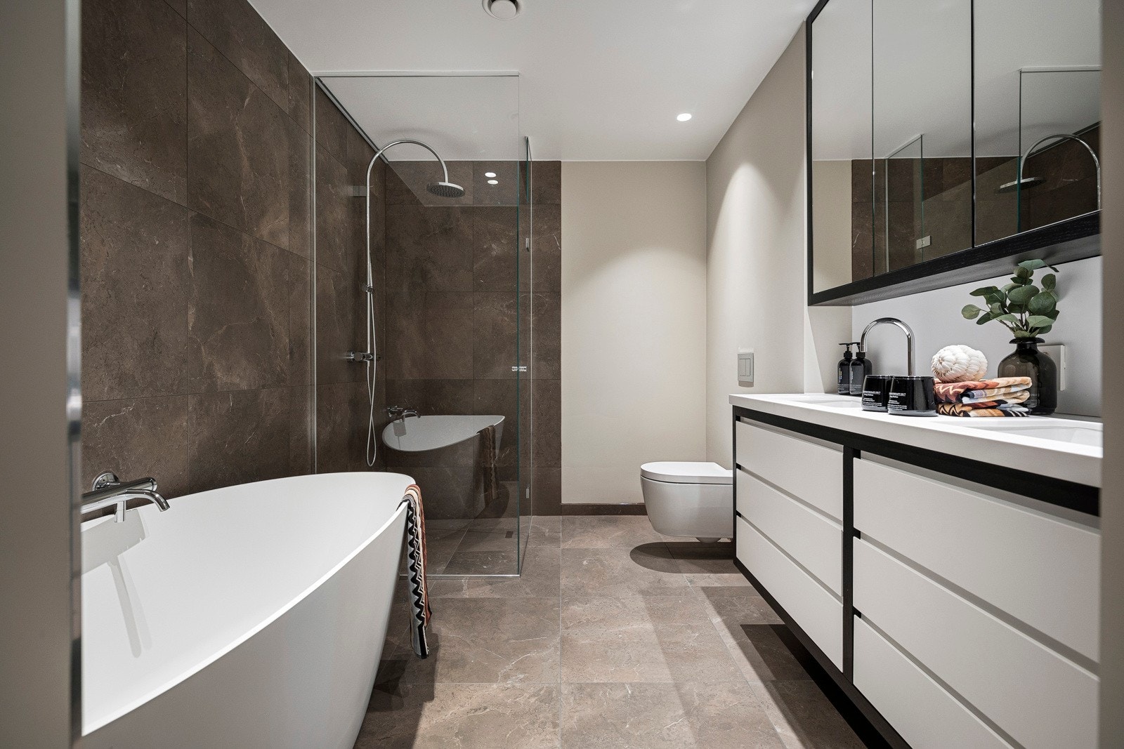 Masterfløyen har selvsagt et eget bad, med nydelig spa-atmosfære, god skapplass og innredninger i moderne design. Galleribilde