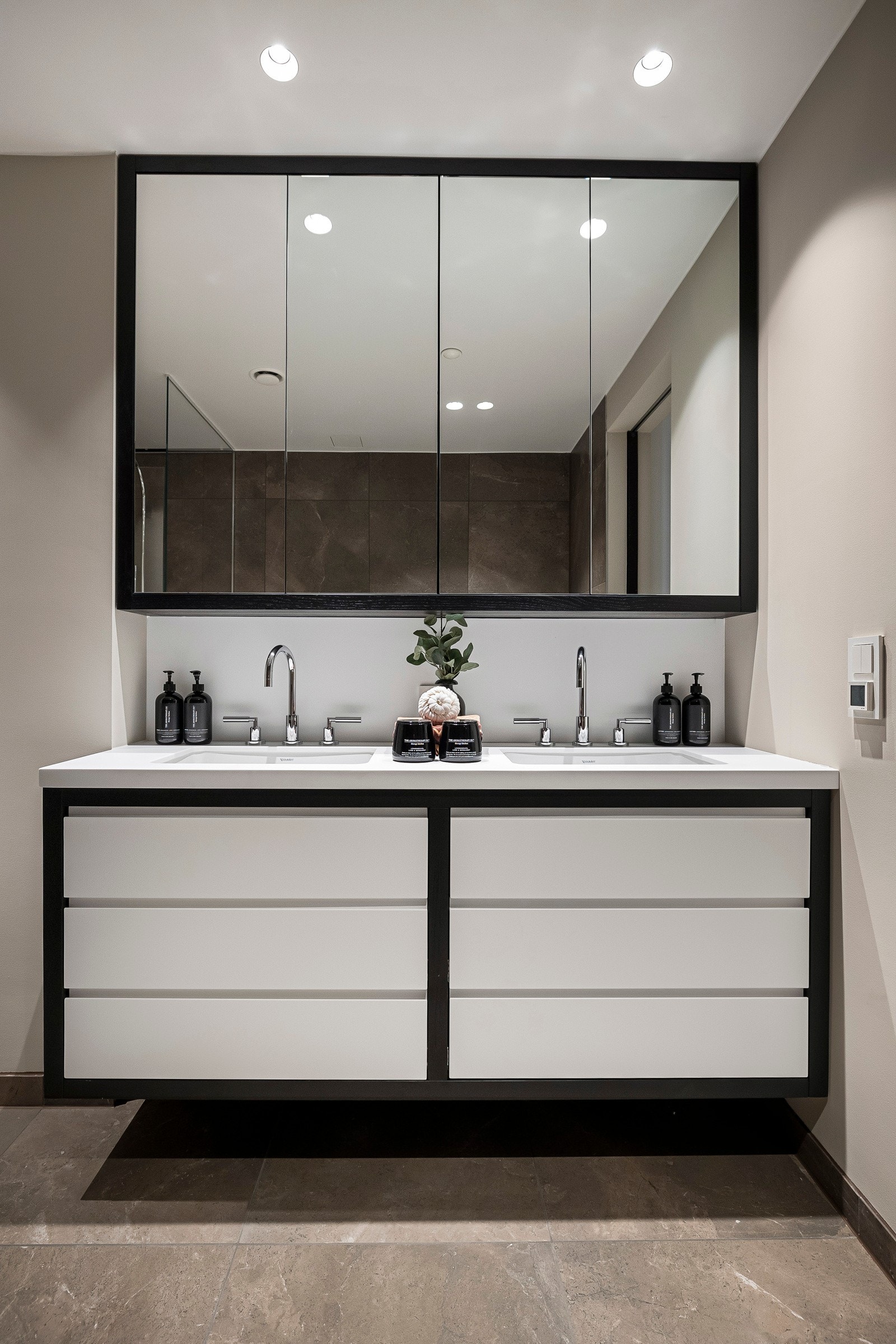 Hovedbadet har dobbel servant og et stort speilskap. Galleribilde