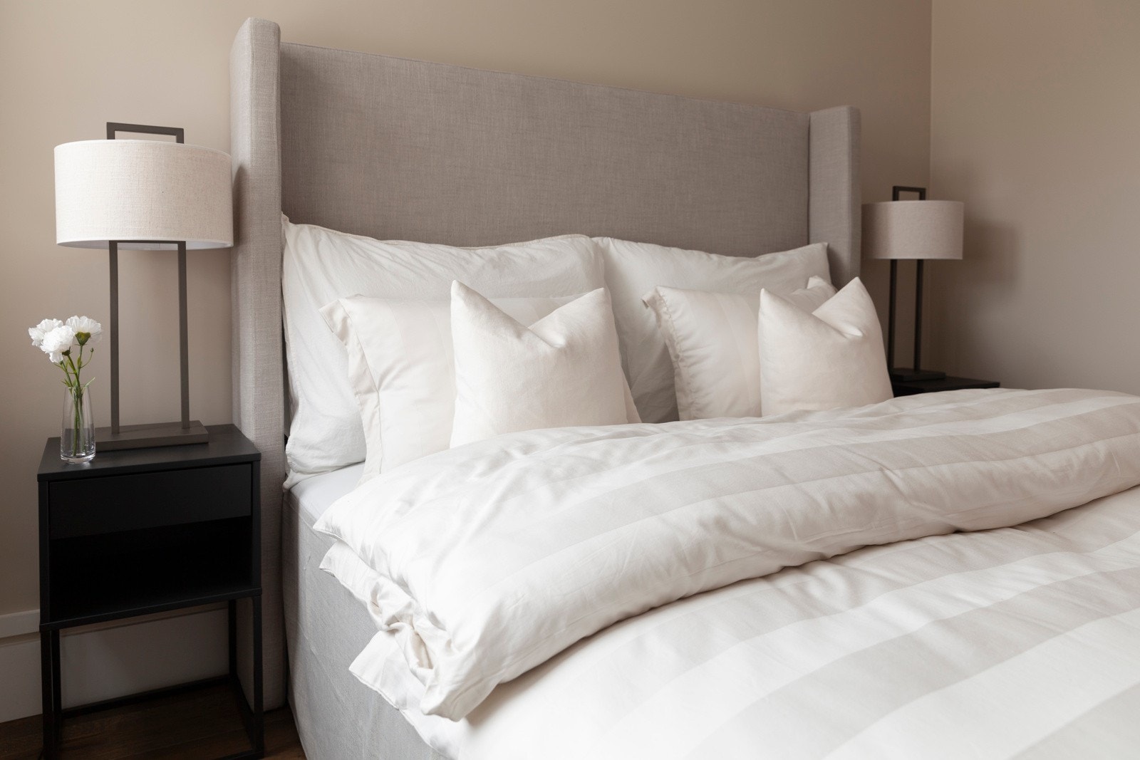 Det andre soverommet kan benyttes som en gjesteavdeling der besøket henger fra seg klærne i et hvitt skap. Også dette soverommet ligger i suiteløsning med et eget bad - en behagelig hverdagsluksus. Galleribilde