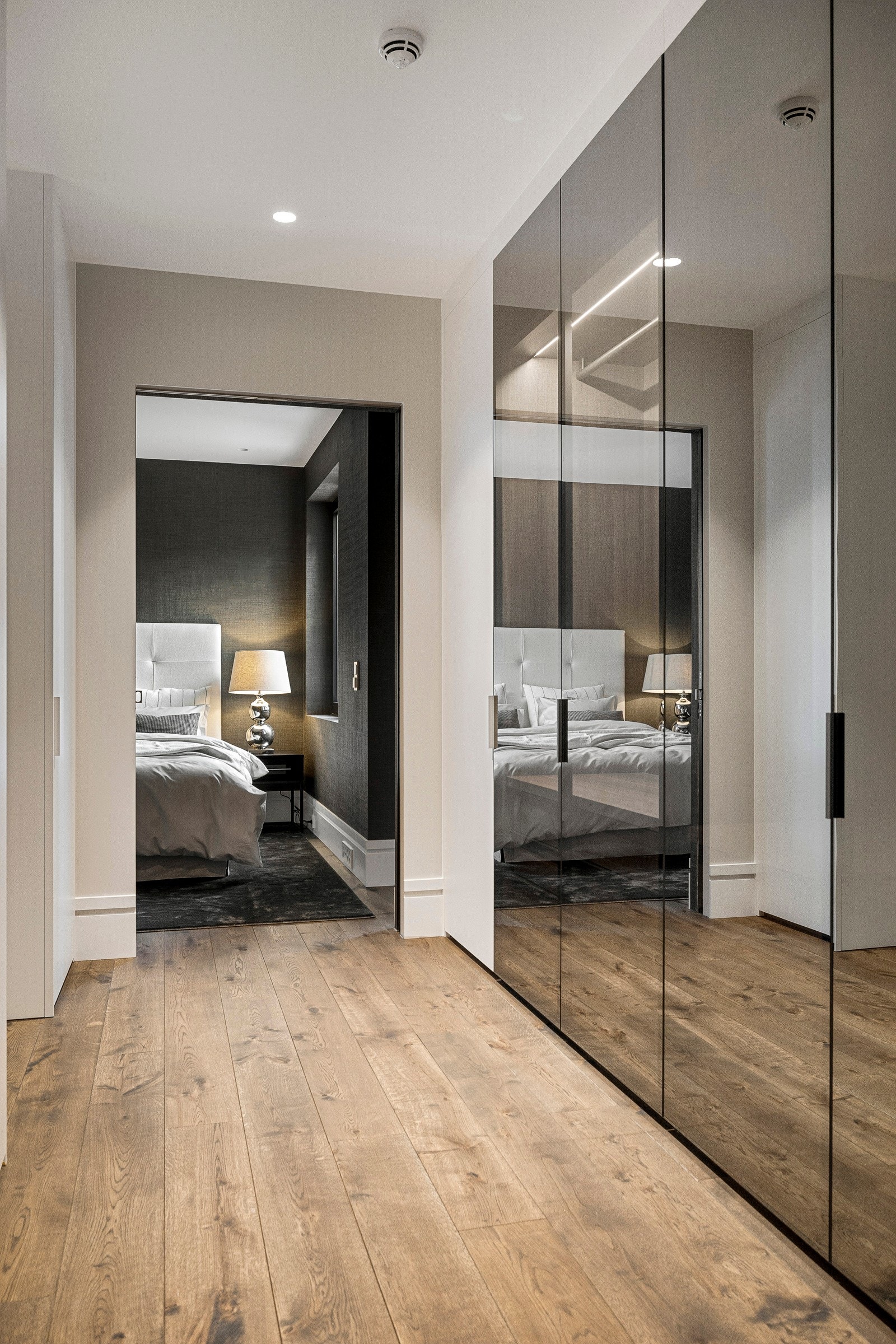 Gangen inn til hovedsoverommet er utnyttet maksimalt, med store, plassbygde skap på langveggene. Galleribilde