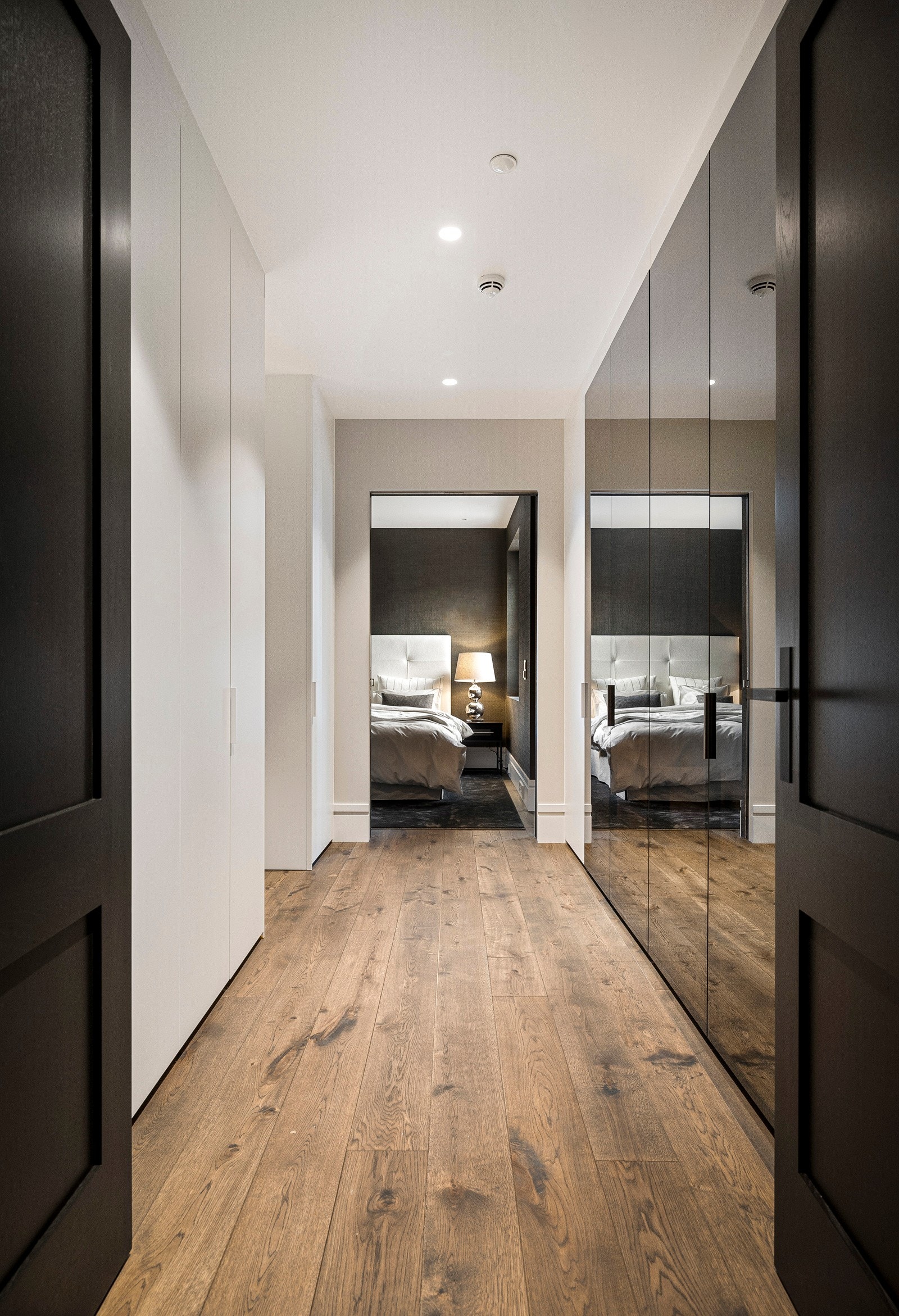 En varm og helt nydelig 1-stavs eikeparkett går igjen i leiligheten. Galleribilde