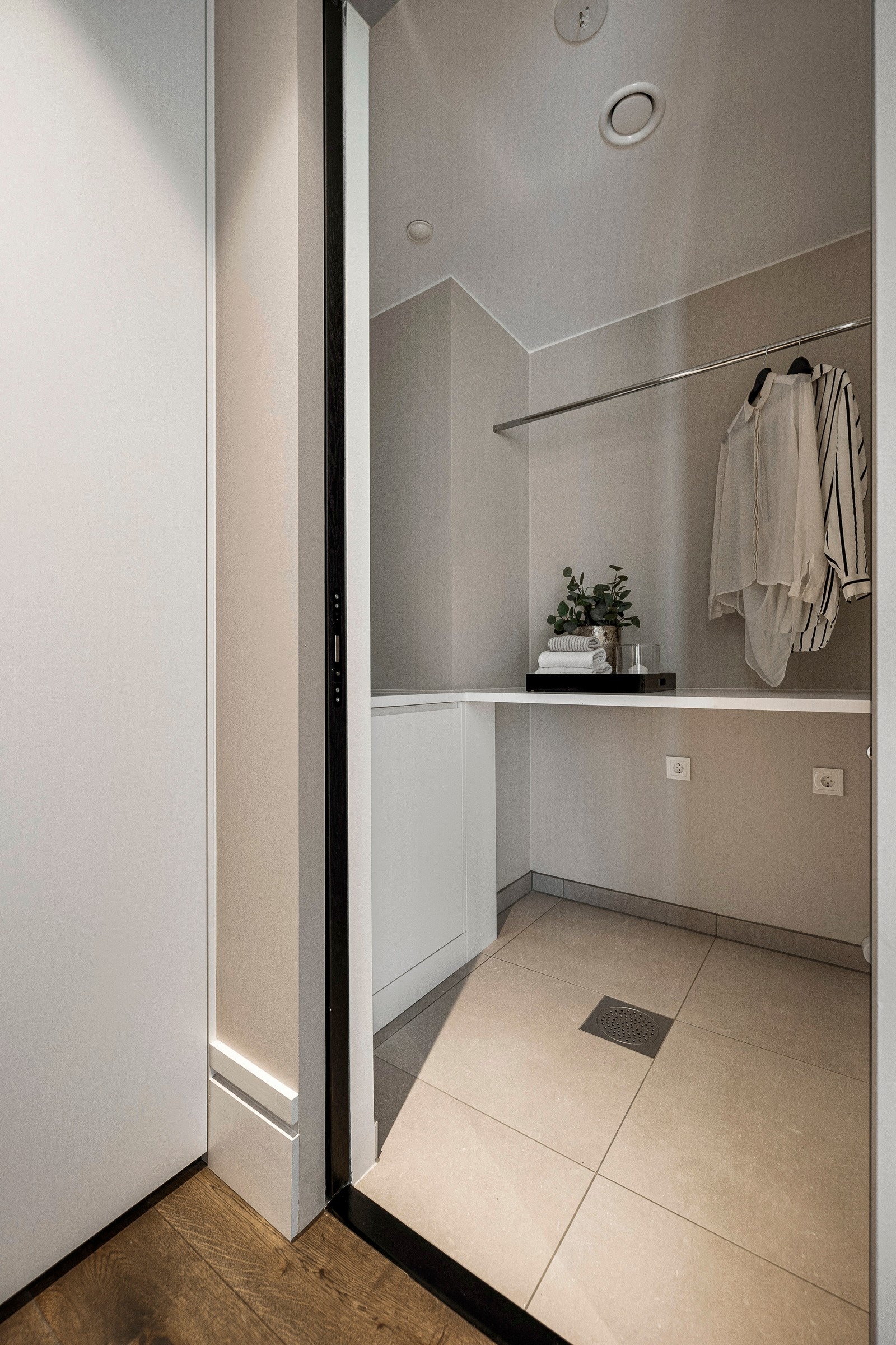 Leiligheten har to vaskerom, noe som gjør det mulig å la badene være et behagelig sted for fullstendig ro. Galleribilde