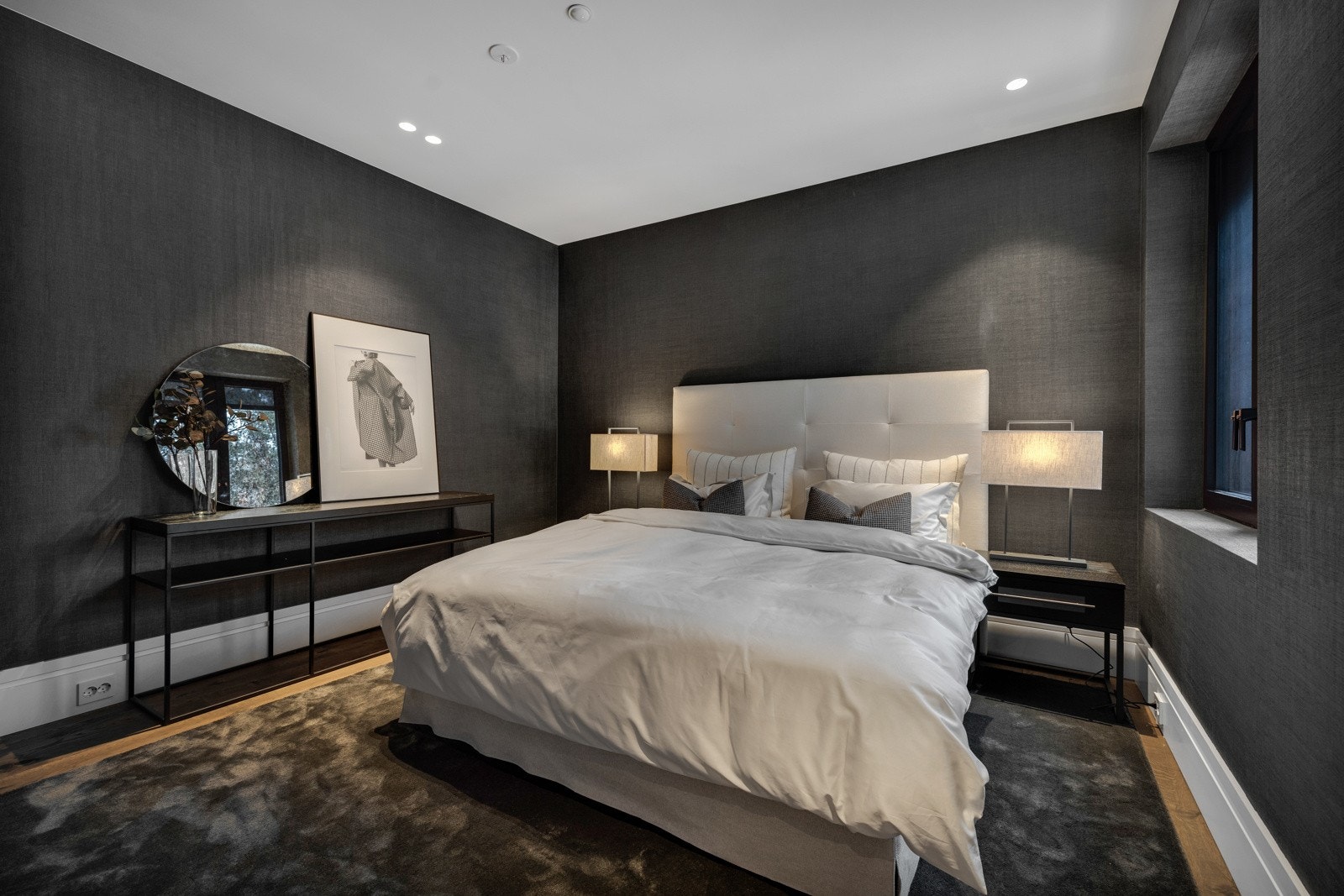 Leiligheten har to gode og stilfulle soverom i andre etasje, der hovedsoverommet er en del av en privat masterfløy. Galleribilde