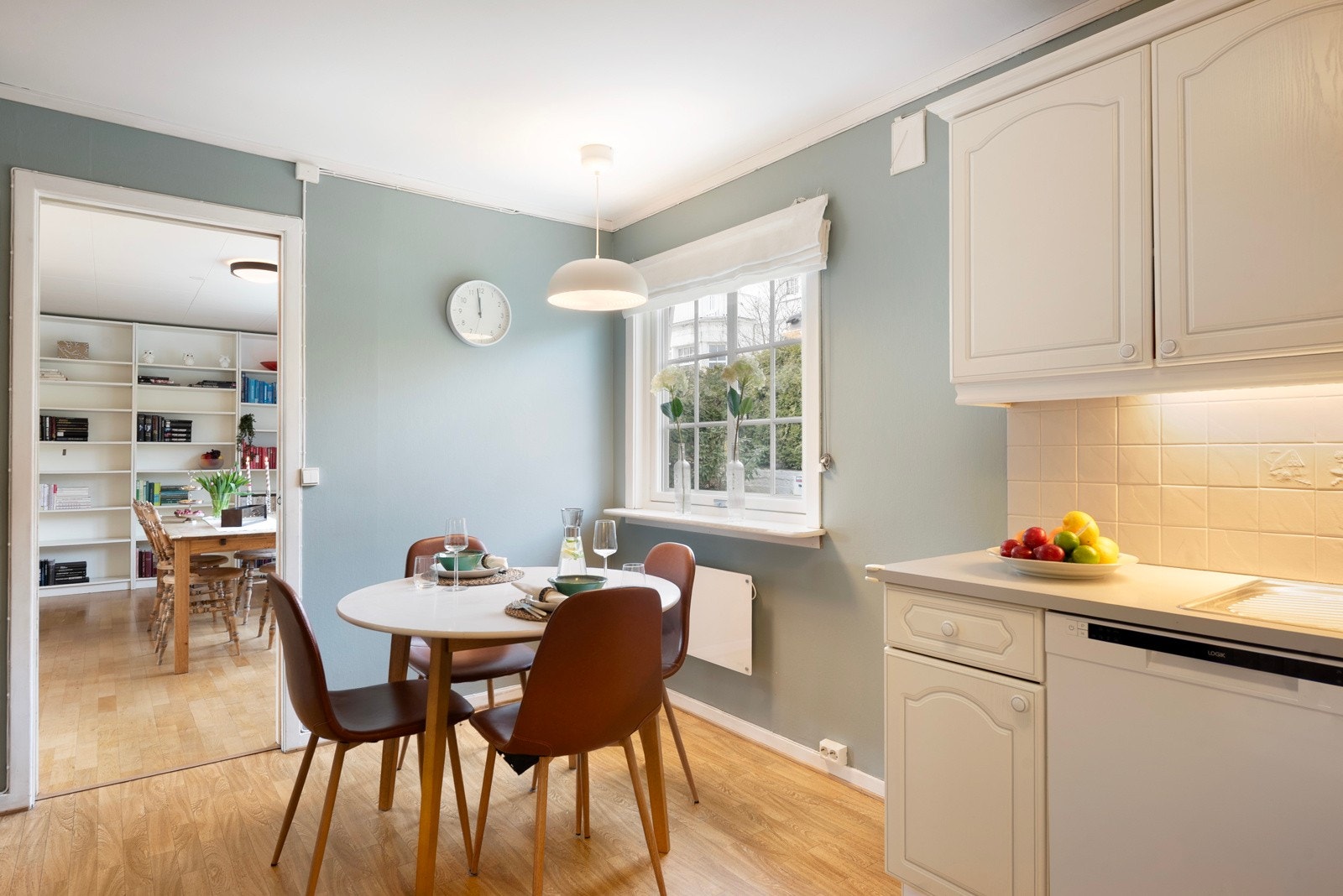 Stort kjøkken med gode arbeidssoner Galleribilde