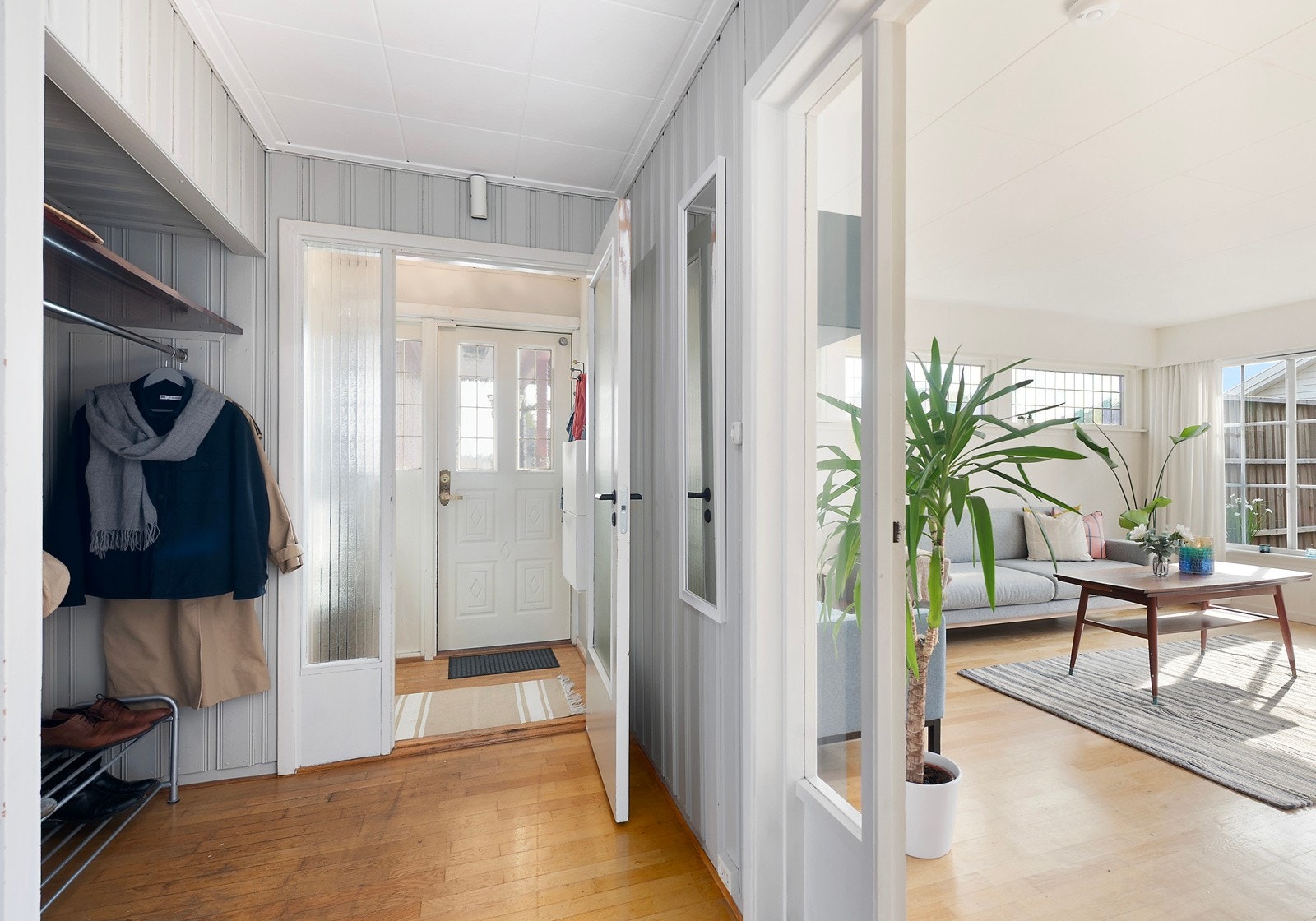 Stor gang som fører videre inn til stuen og kjøkkenet Galleribilde