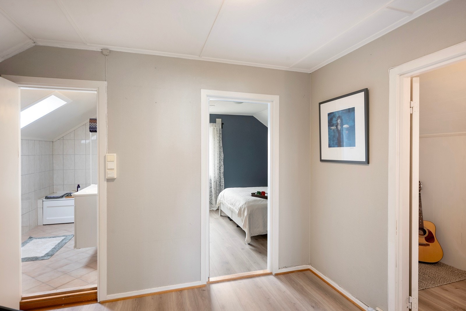 Boligen inneholder totalt 4 soverom. I andre etasje ligger det 3 soverom pluss et bad Galleribilde