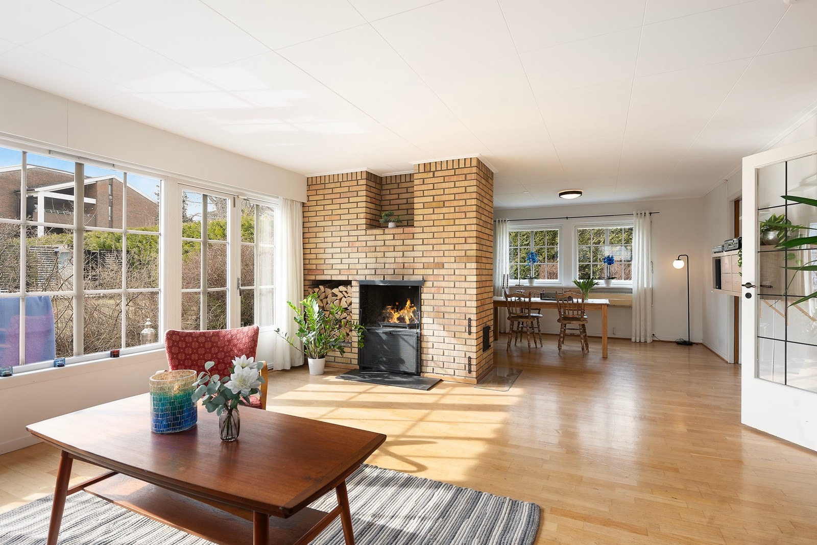 Videre inn ligger spisestuen med tilknytning til kjøkkenet Galleribilde