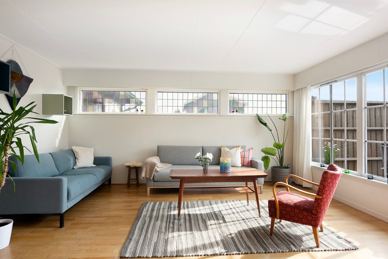 Harmonisk og lys stue med gode vindusflater som slipper inn godt med naturlig lys Galleribilde