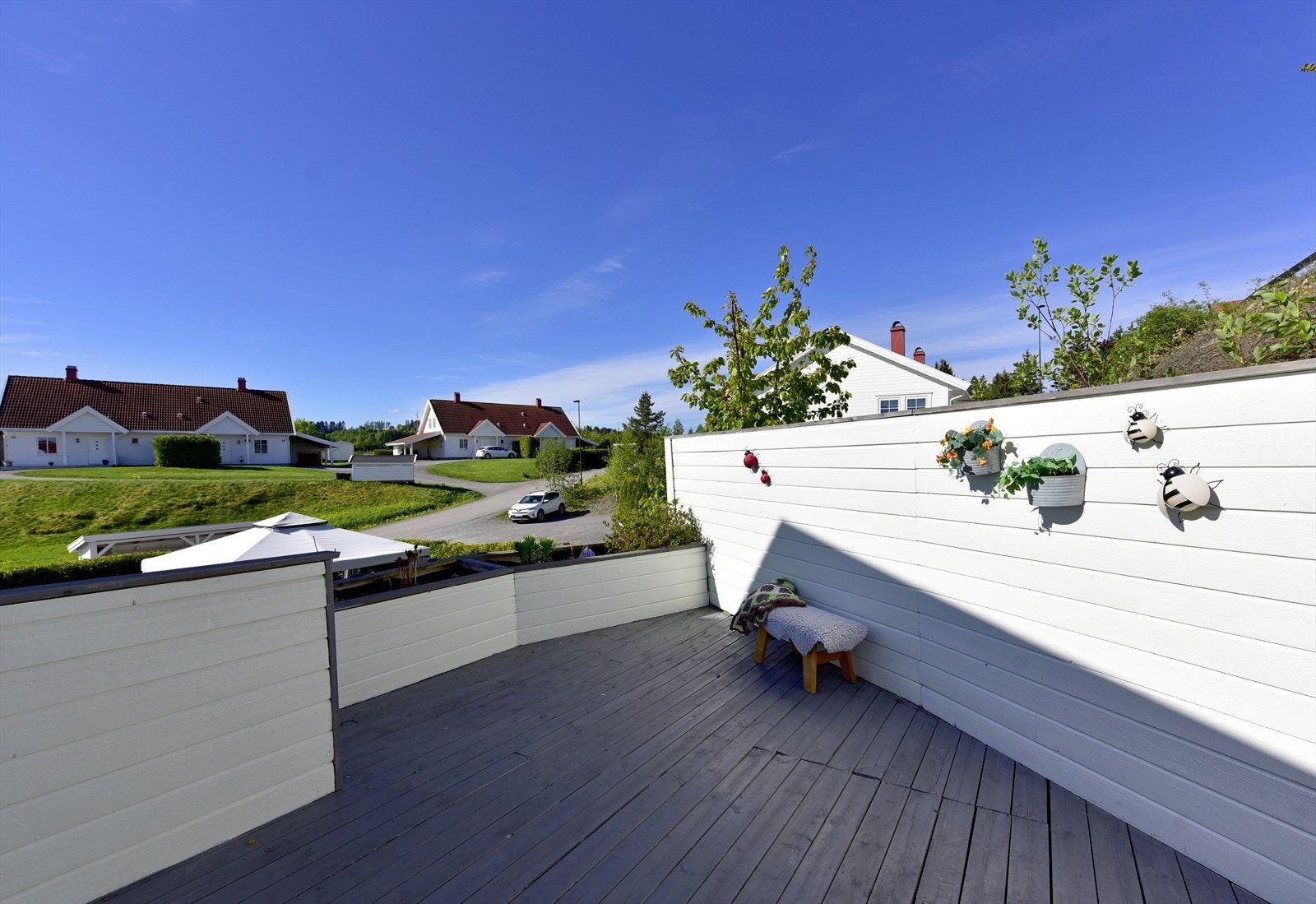 Utgang til terrasse både mot nord og sør - så her nyter du solen hele dagen! Galleribilde