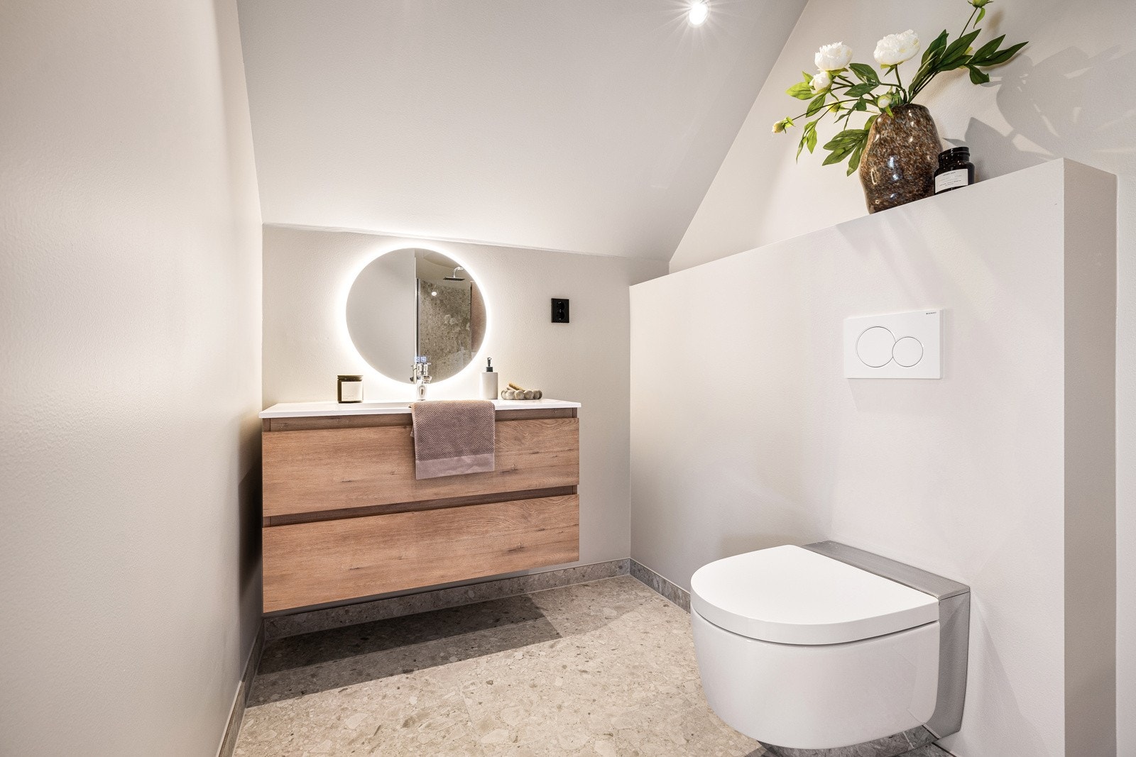 - Badet er utført med moderne og stilren innredning, flislagt gulv og vegghengt Geberit AquaClean dusjtoalett - Galleribilde