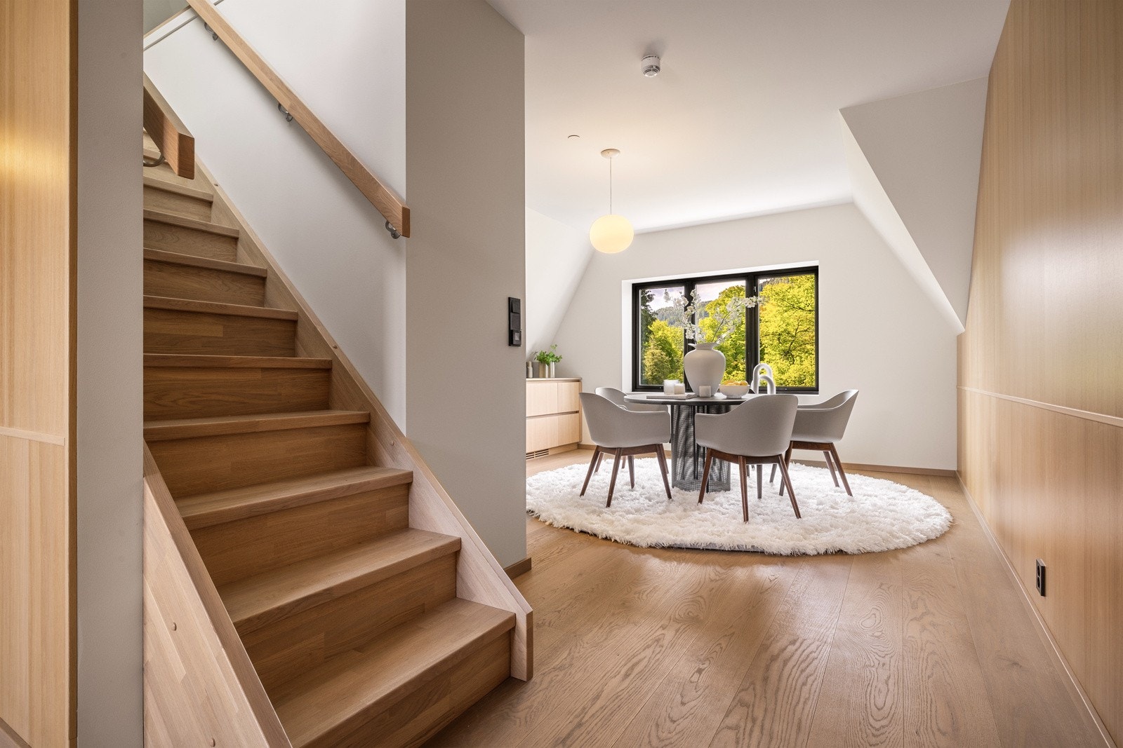 - En vakker eiketrapp leder opp til loftsstuen - Galleribilde
