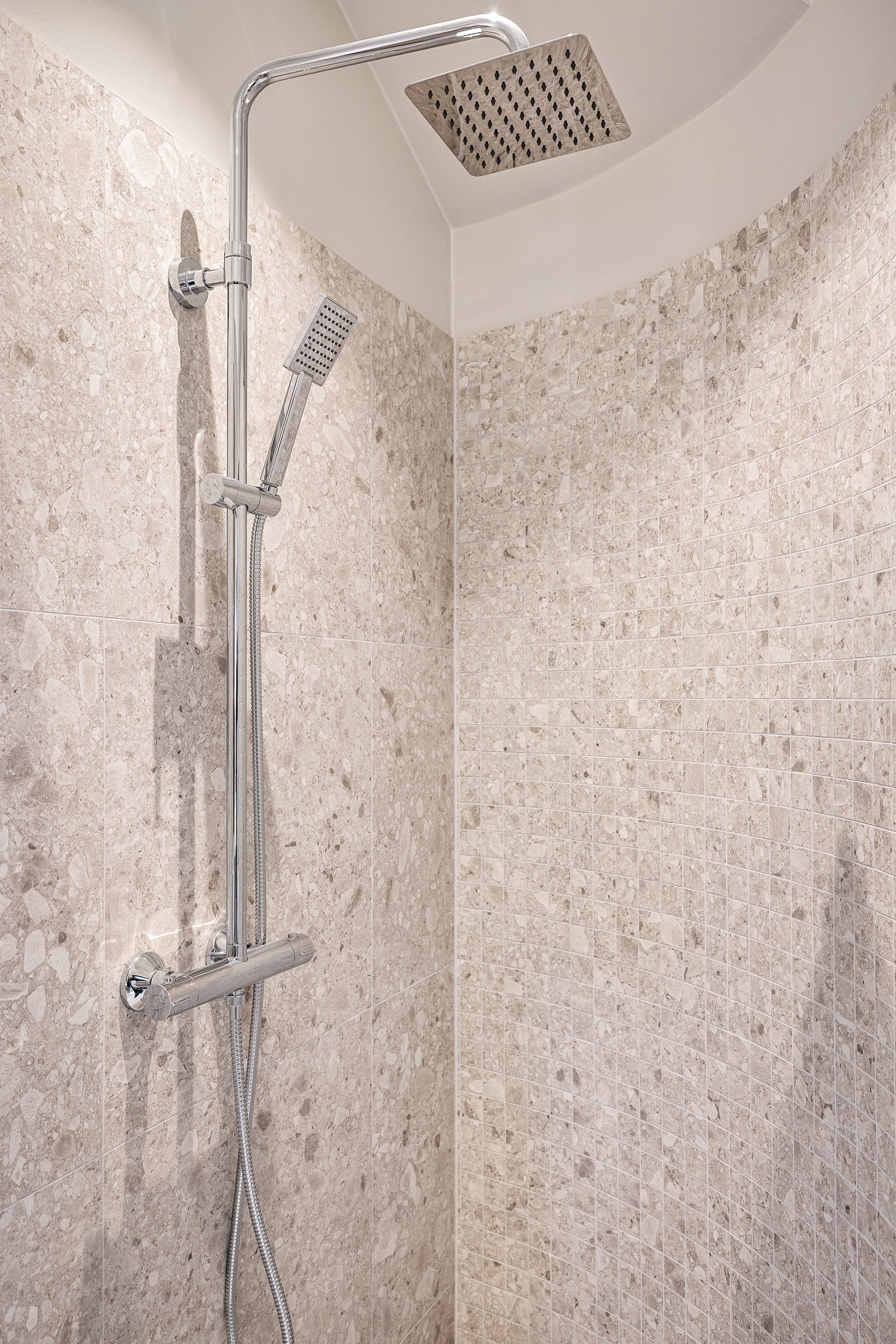 - Dusjsonen har et fint innslag av de buede formene som gir særpreg - Galleribilde