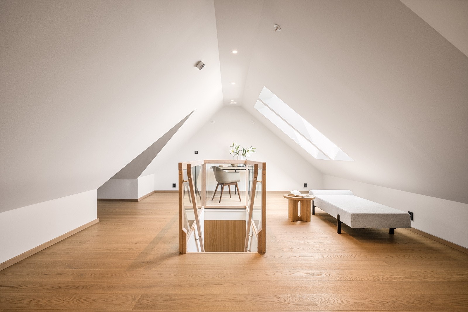 - Loftsetasjen har et gulvareal på 52 kvm. Grunnet lav takhøyde er det kun 22 kvm som er målbart areal (BRA) - Galleribilde