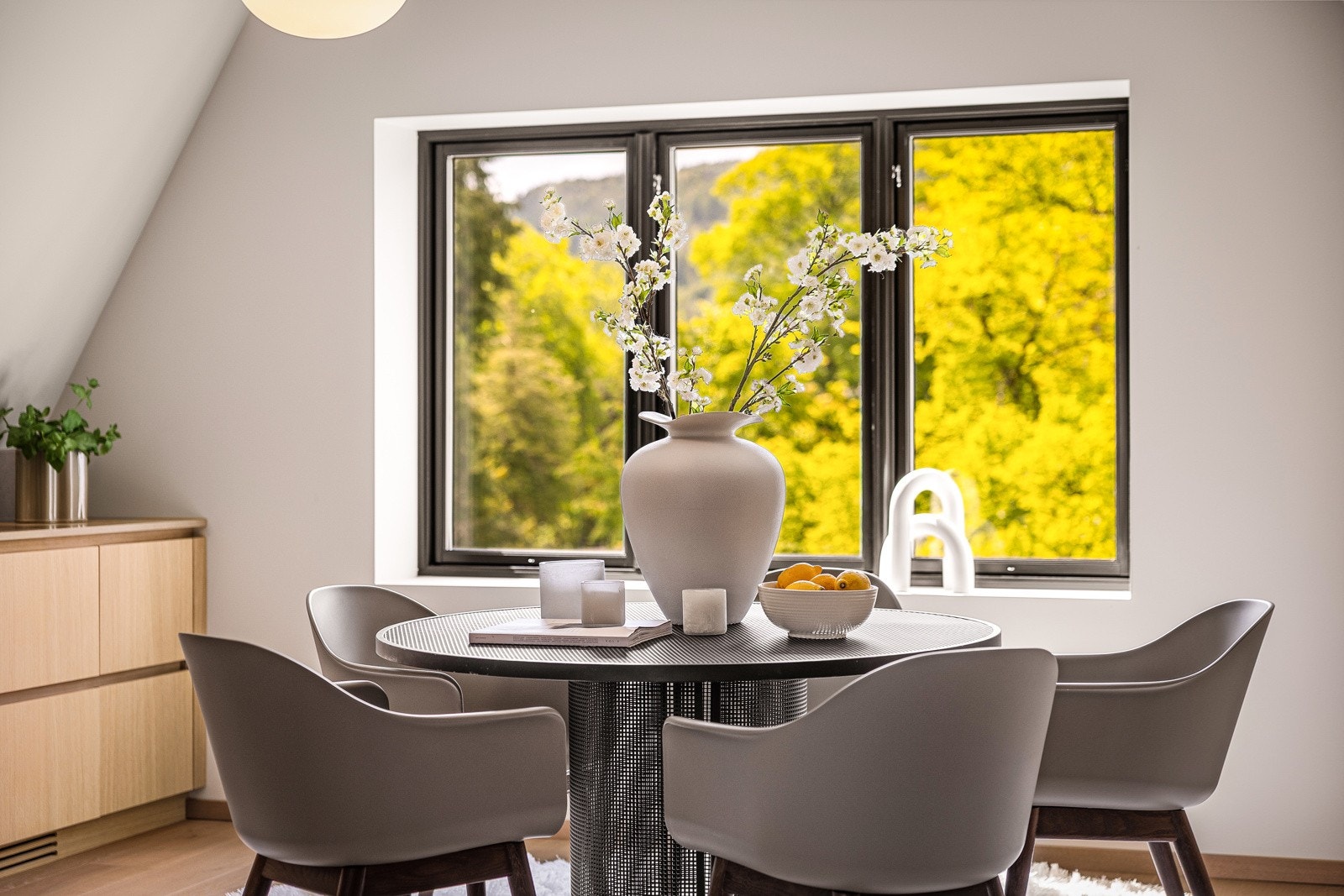 - Kjøkkenet har god plass til spisegruppe - Galleribilde