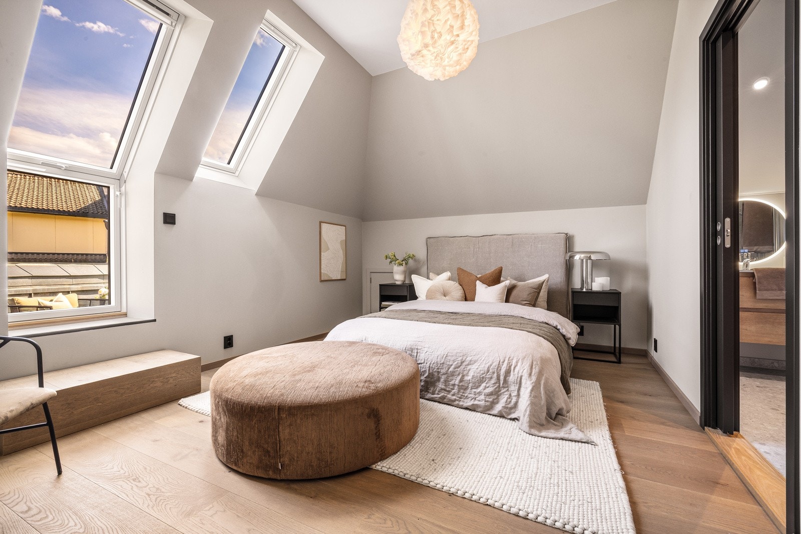 - Hovedsoverommet måler 15 kvm og har tilhørende bad og terrasse - Galleribilde