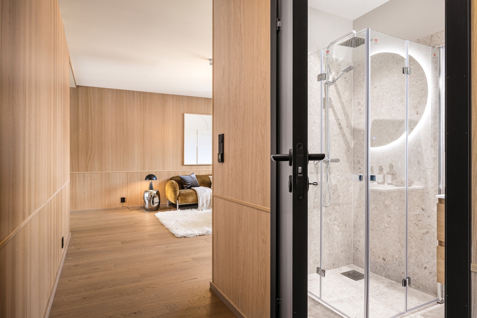 - Buede former og innslag av treverk gir varme og særpreg - Galleribilde