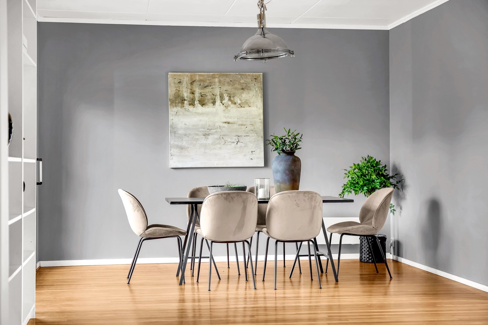 I stuen er det plass til spisebord hvor hele familien kan samles. Galleribilde