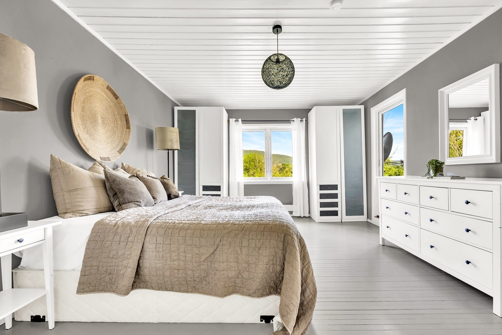 Hovedsoverommet har plass til dobbeltseng og nattbord. Galleribilde