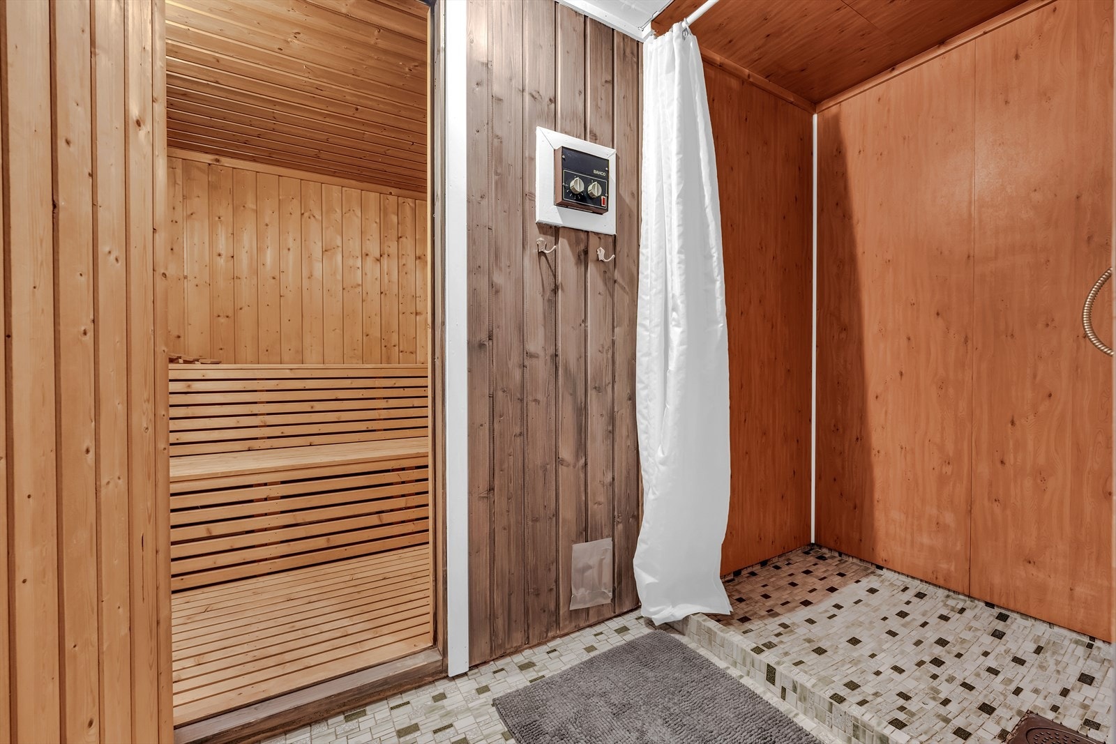 Badstu med tremmegulv. Trepanel på vegg og takk .Badstu ovn, elektrisk. Naturlig ventilasjon. Galleribilde