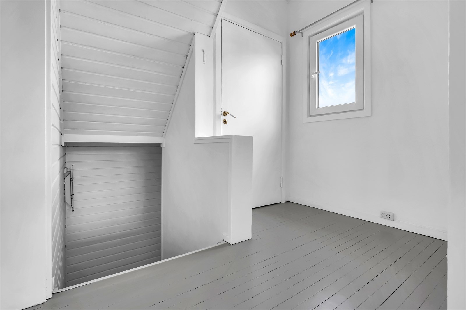 Trappegang opp til 2.etasje. Praktisk bod til oppbevaring. Galleribilde