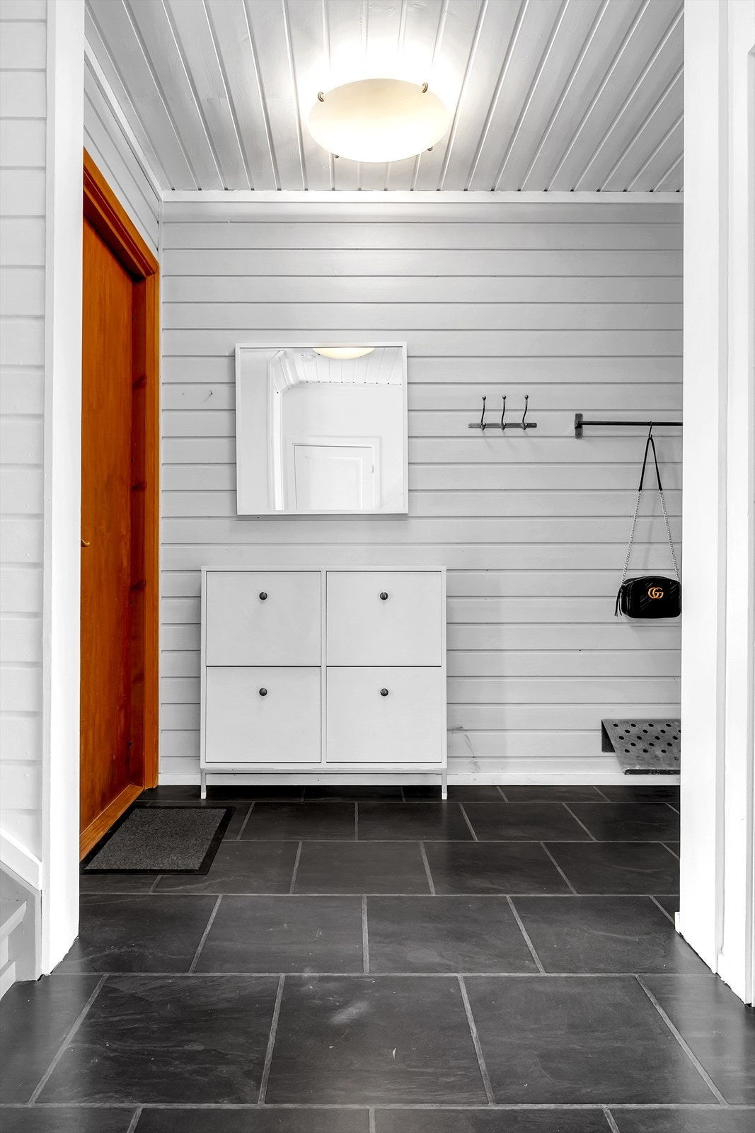 Velkommen inn! Her er det plass til å henge fra seg yttertøy. Galleribilde